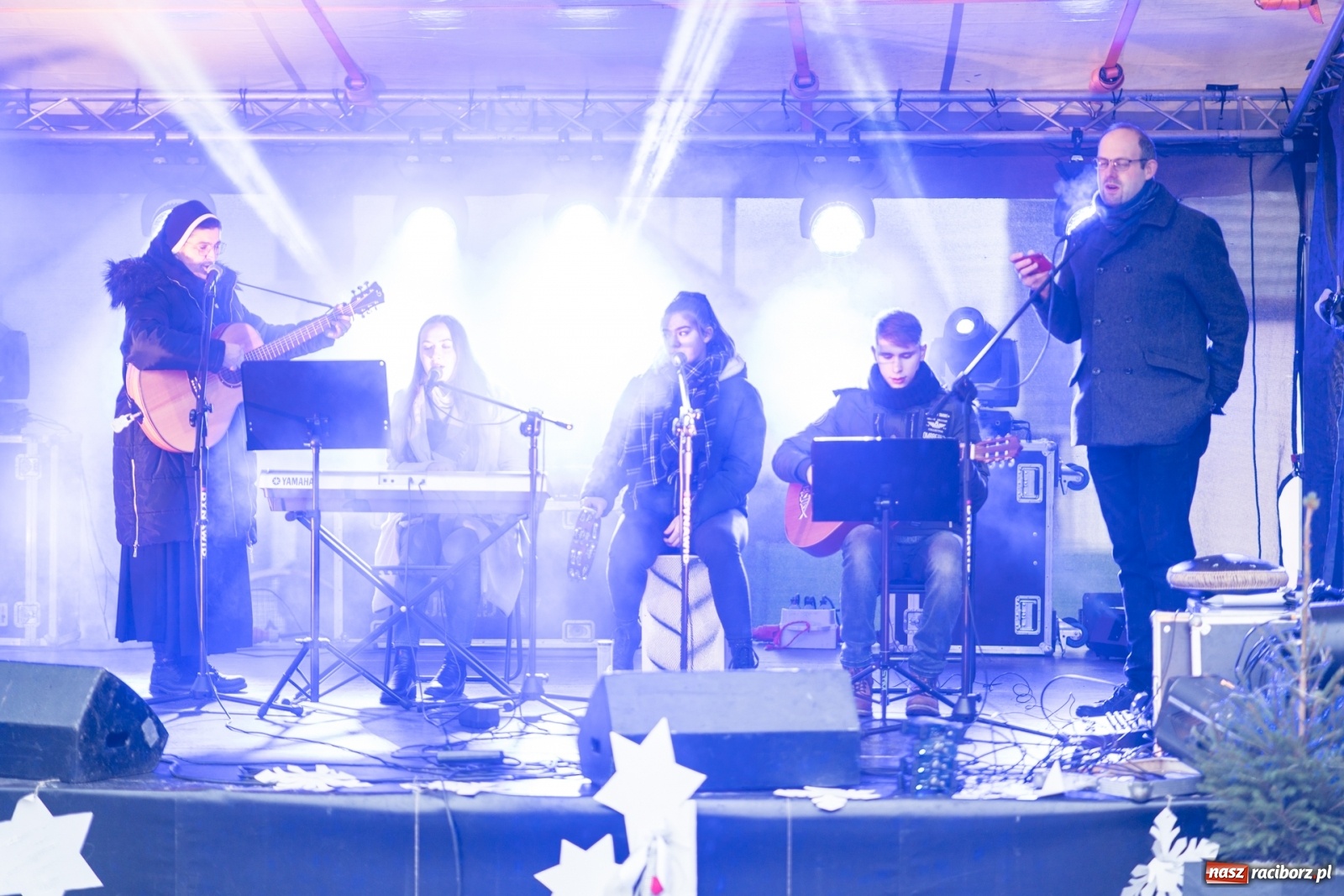 Zdjęcie w galerii na portalu naszraciborz.pl: Magiczna niedziela w Krzanowicach. Na rynku rozbłysła choinka [FOTO i WIDEO] wiadomości z regionu