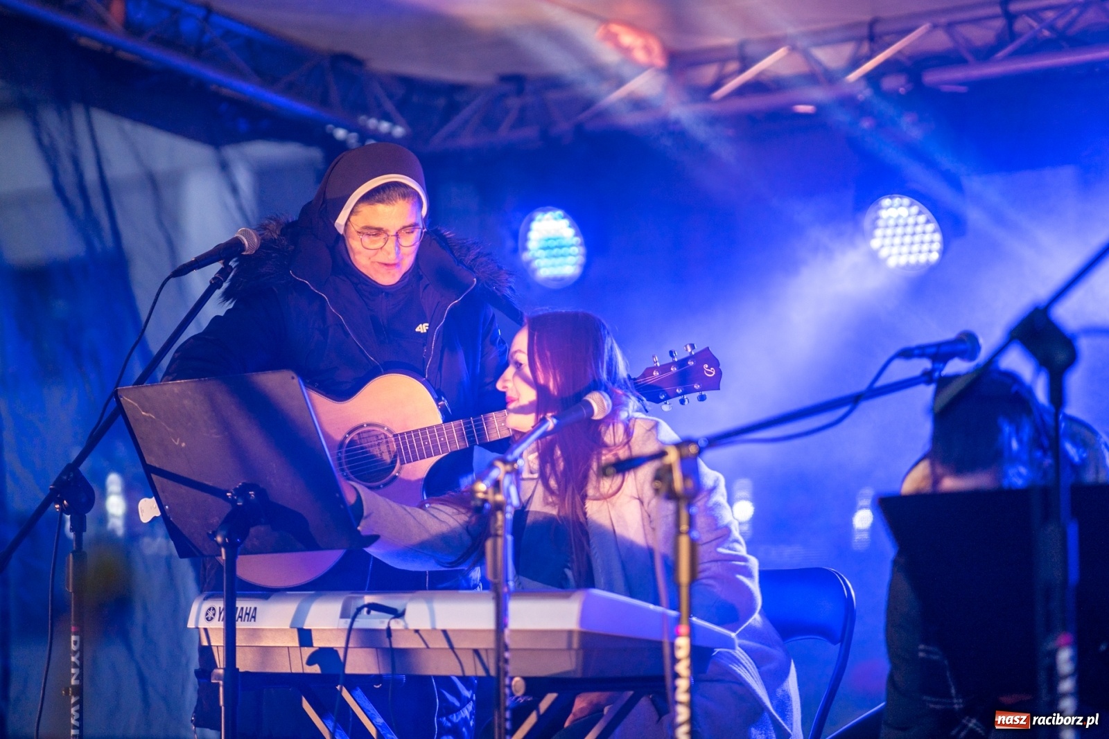Zdjęcie w galerii na portalu naszraciborz.pl: Magiczna niedziela w Krzanowicach. Na rynku rozbłysła choinka [FOTO i WIDEO] wiadomości z regionu