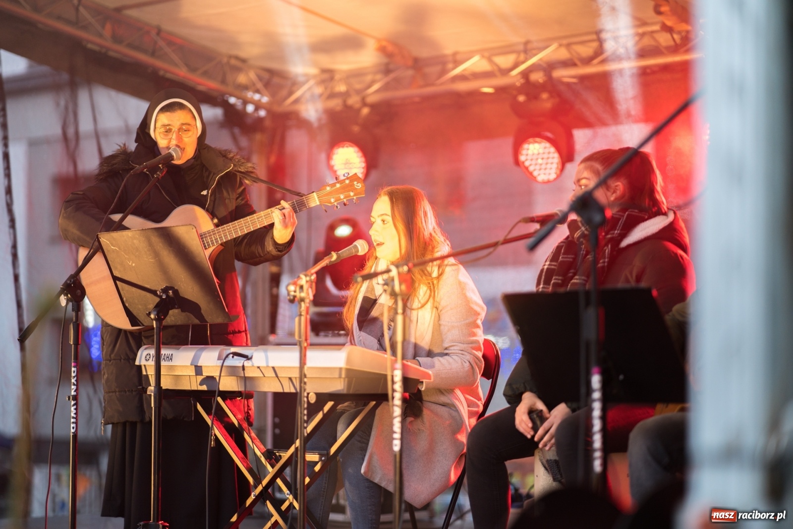 Zdjęcie w galerii na portalu naszraciborz.pl: Magiczna niedziela w Krzanowicach. Na rynku rozbłysła choinka [FOTO i WIDEO] wiadomości z regionu