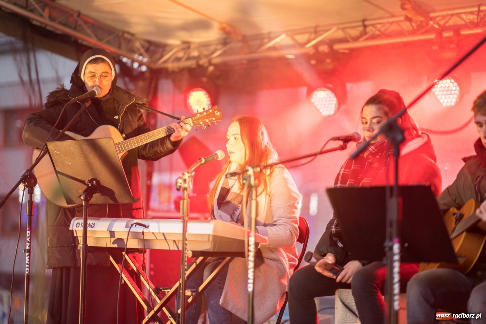 Zdjęcie w galerii na portalu naszraciborz.pl: Magiczna niedziela w Krzanowicach. Na rynku rozbłysła choinka [FOTO i WIDEO] wiadomości z regionu
