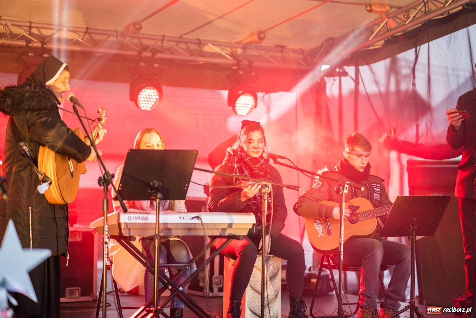 Zdjęcie w galerii na portalu naszraciborz.pl: Magiczna niedziela w Krzanowicach. Na rynku rozbłysła choinka [FOTO i WIDEO] wiadomości z regionu