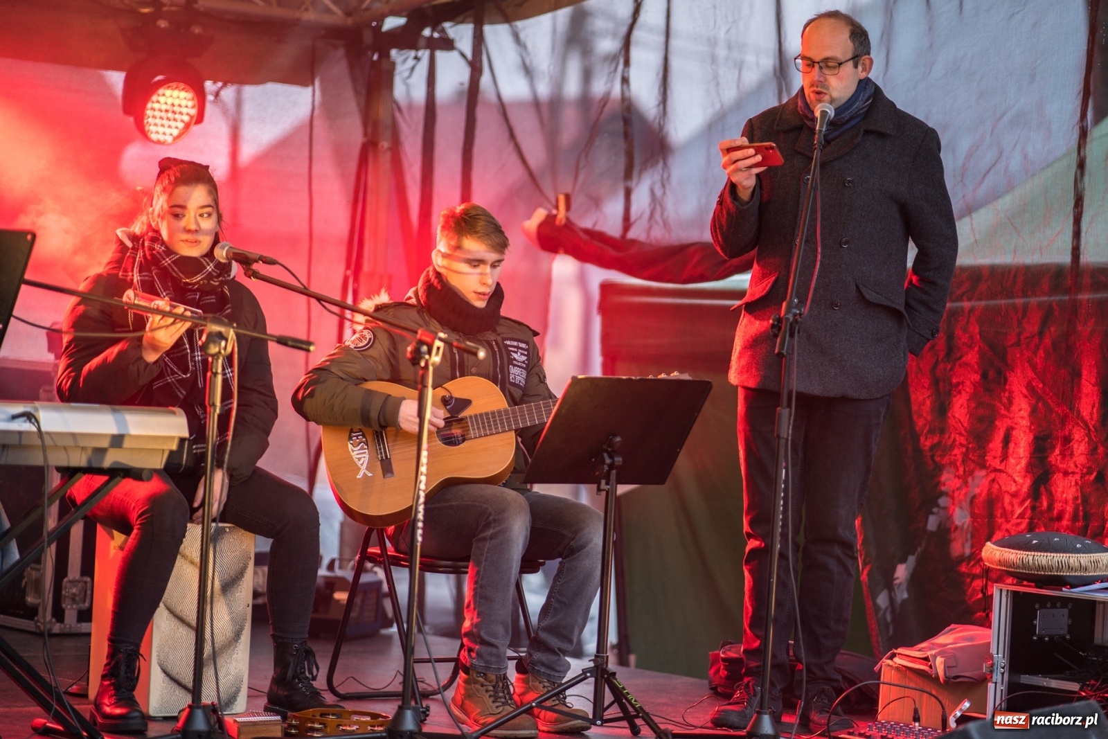 Zdjęcie w galerii na portalu naszraciborz.pl: Magiczna niedziela w Krzanowicach. Na rynku rozbłysła choinka [FOTO i WIDEO] wiadomości z regionu