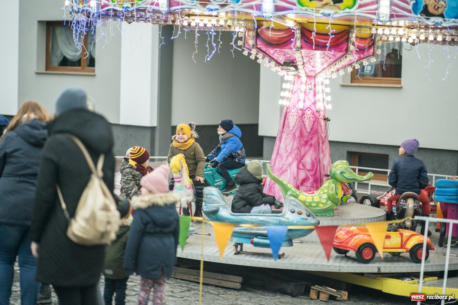 Zdjęcie w galerii na portalu naszraciborz.pl: Magiczna niedziela w Krzanowicach. Na rynku rozbłysła choinka [FOTO i WIDEO] wiadomości z regionu