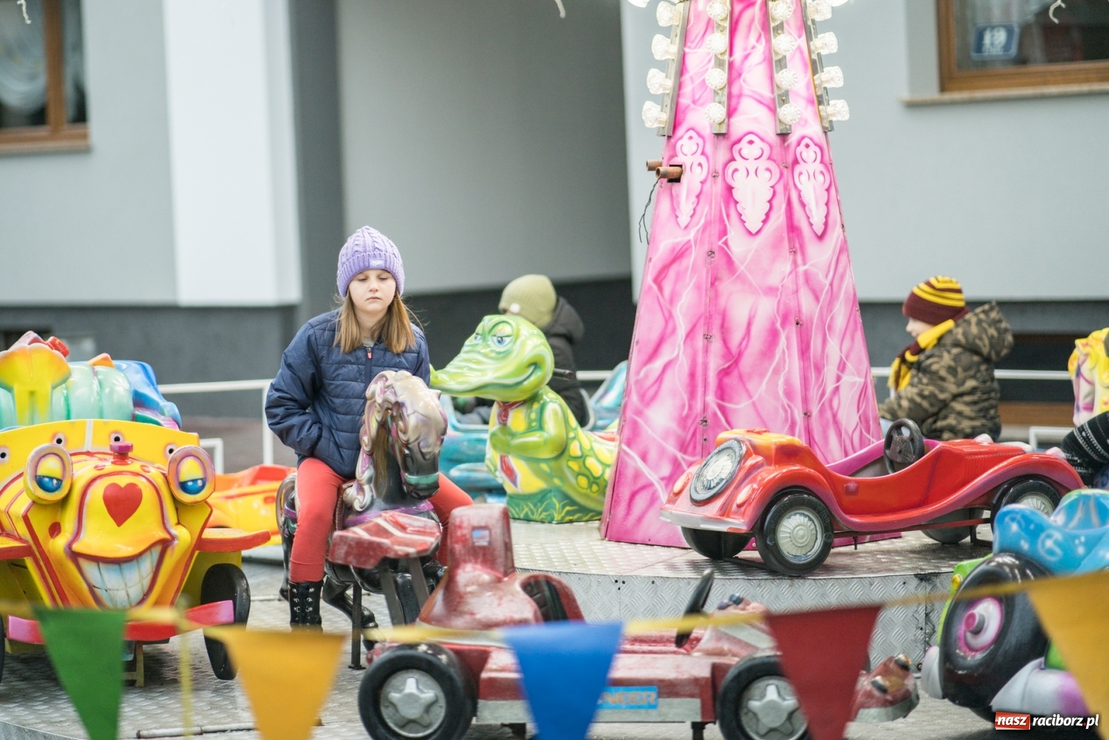 Zdjęcie w galerii na portalu naszraciborz.pl: Magiczna niedziela w Krzanowicach. Na rynku rozbłysła choinka [FOTO i WIDEO] wiadomości z regionu