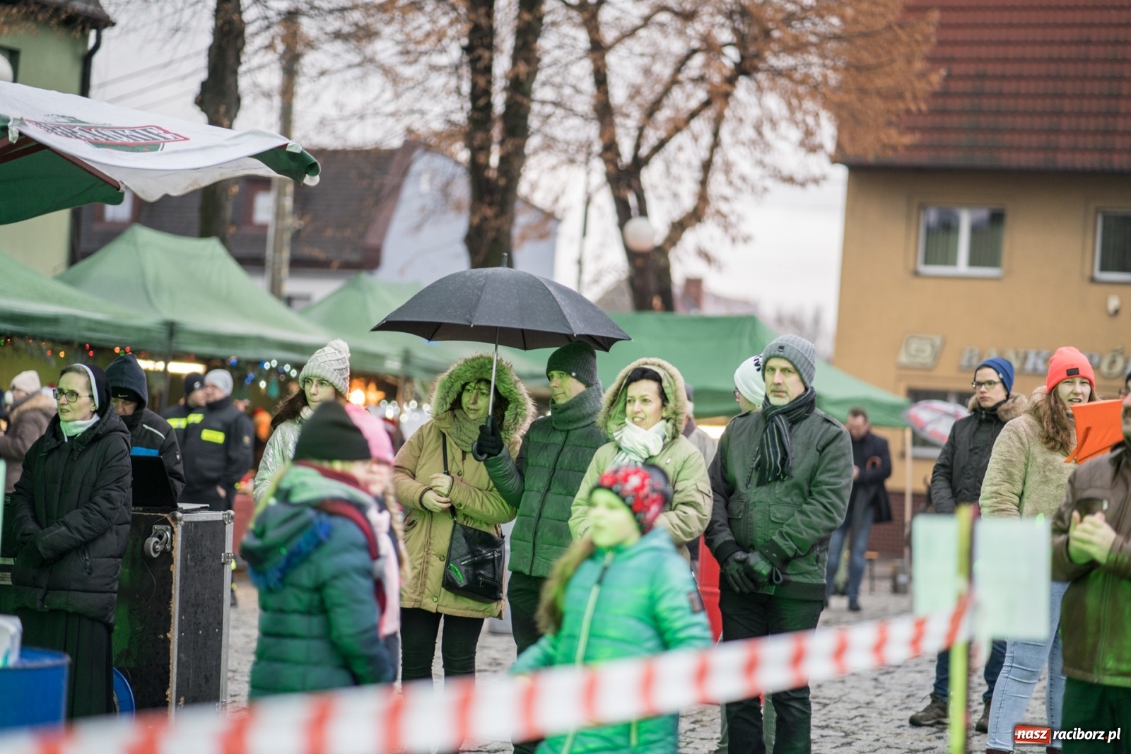 Zdjęcie w galerii na portalu naszraciborz.pl: Magiczna niedziela w Krzanowicach. Na rynku rozbłysła choinka [FOTO i WIDEO] wiadomości z regionu