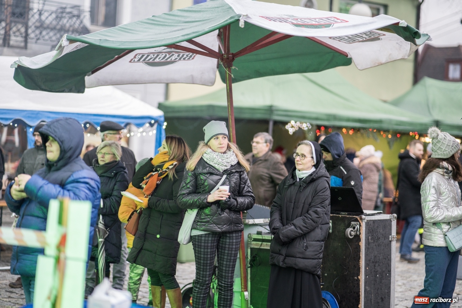 Zdjęcie w galerii na portalu naszraciborz.pl: Magiczna niedziela w Krzanowicach. Na rynku rozbłysła choinka [FOTO i WIDEO] wiadomości z regionu