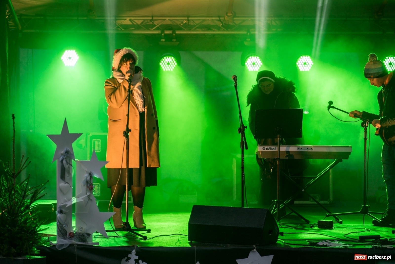 Zdjęcie w galerii na portalu naszraciborz.pl: Magiczna niedziela w Krzanowicach. Na rynku rozbłysła choinka [FOTO i WIDEO] wiadomości z regionu