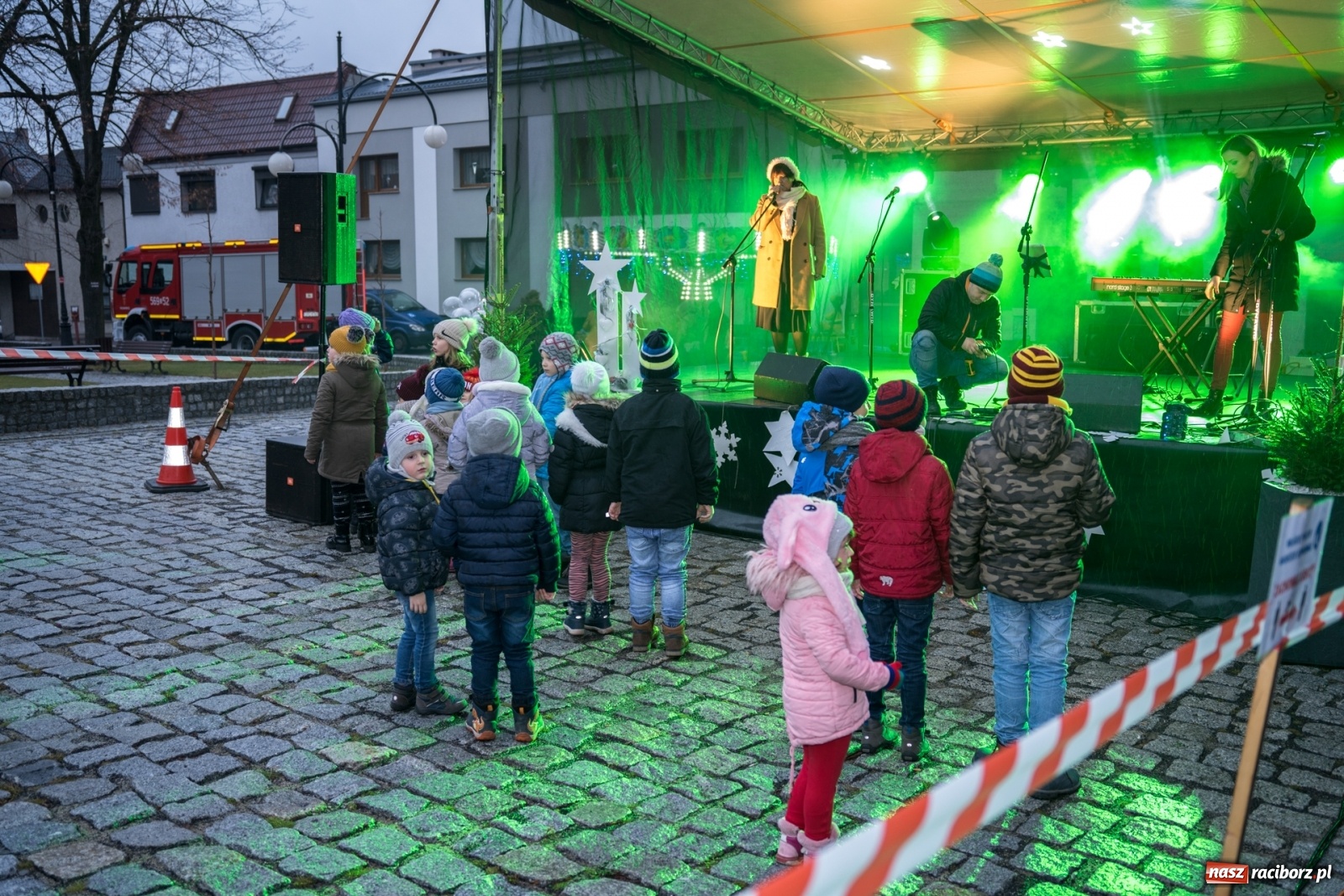 Zdjęcie w galerii na portalu naszraciborz.pl: Magiczna niedziela w Krzanowicach. Na rynku rozbłysła choinka [FOTO i WIDEO] wiadomości z regionu