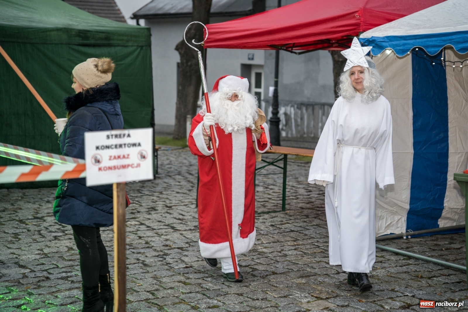 Zdjęcie w galerii na portalu naszraciborz.pl: Magiczna niedziela w Krzanowicach. Na rynku rozbłysła choinka [FOTO i WIDEO] wiadomości z regionu
