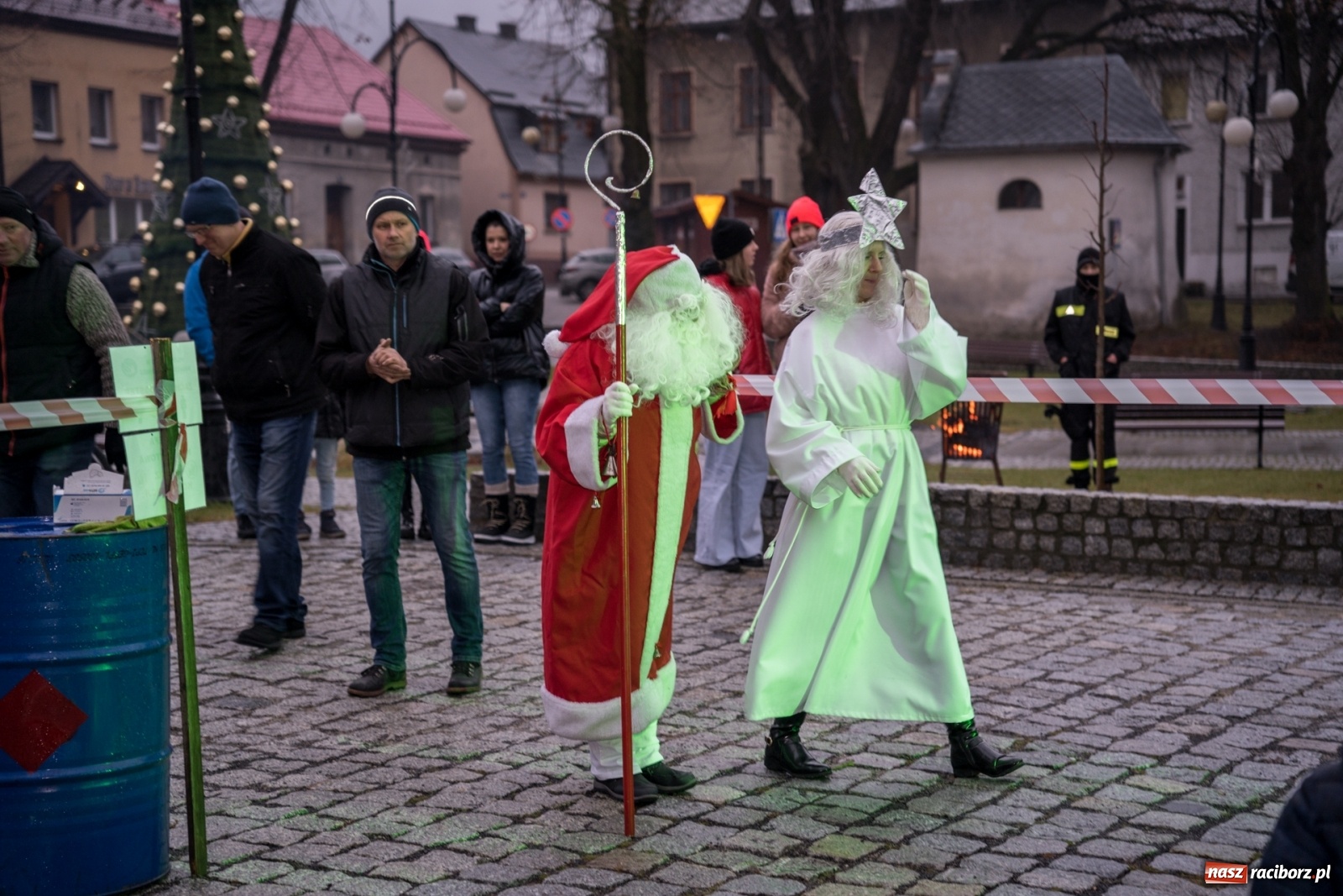 Zdjęcie w galerii na portalu naszraciborz.pl: Magiczna niedziela w Krzanowicach. Na rynku rozbłysła choinka [FOTO i WIDEO] wiadomości z regionu