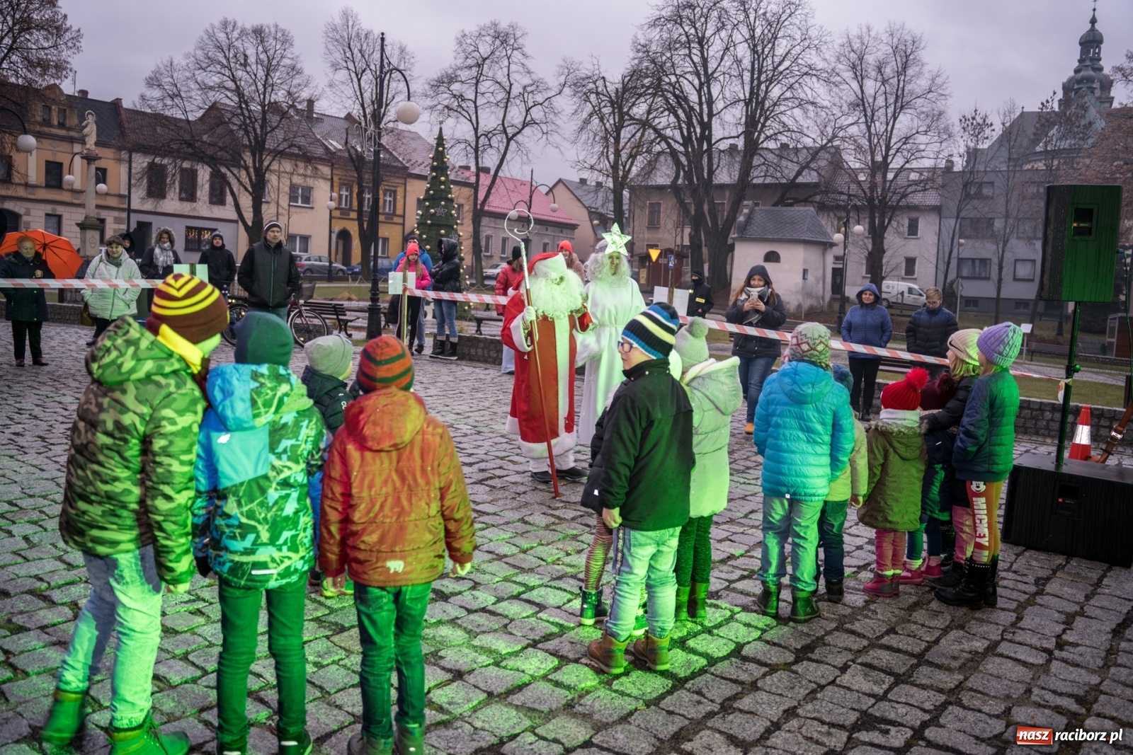 Zdjęcie w galerii na portalu naszraciborz.pl: Magiczna niedziela w Krzanowicach. Na rynku rozbłysła choinka [FOTO i WIDEO] wiadomości z regionu