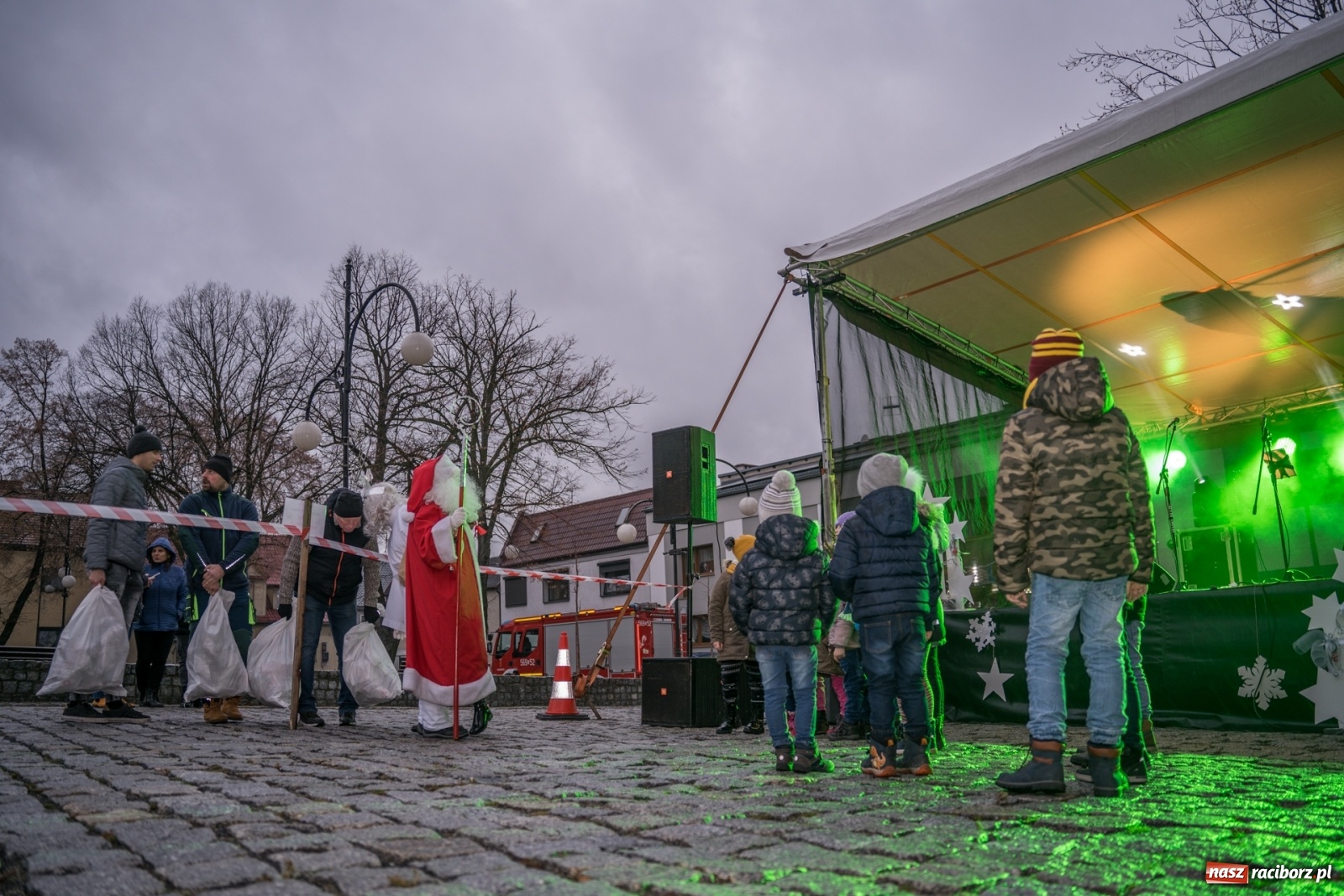 Zdjęcie w galerii na portalu naszraciborz.pl: Magiczna niedziela w Krzanowicach. Na rynku rozbłysła choinka [FOTO i WIDEO] wiadomości z regionu