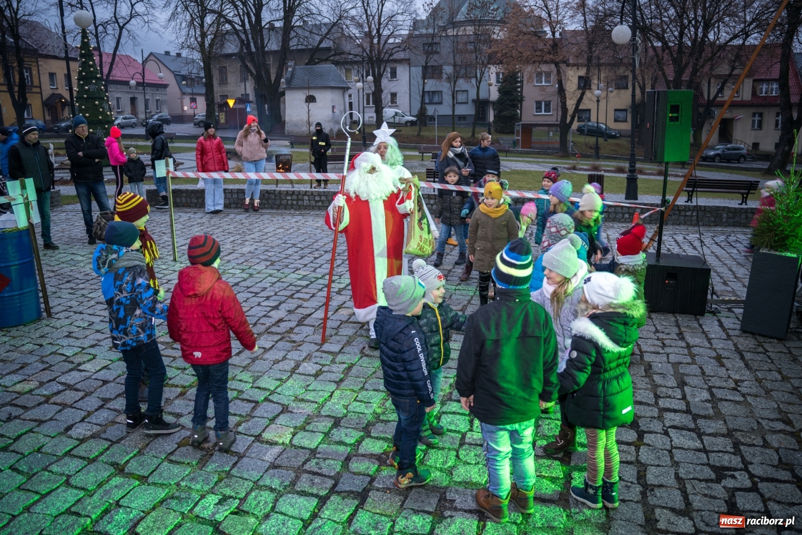Zdjęcie w galerii na portalu naszraciborz.pl: Magiczna niedziela w Krzanowicach. Na rynku rozbłysła choinka [FOTO i WIDEO] wiadomości z regionu