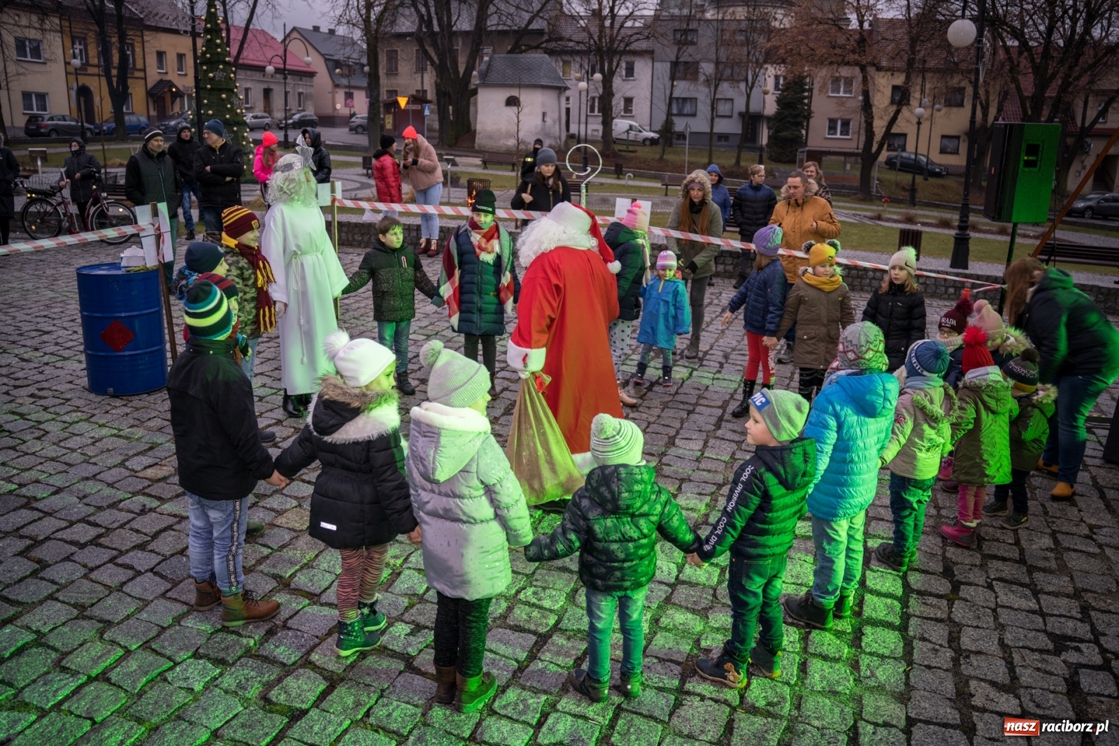 Zdjęcie w galerii na portalu naszraciborz.pl: Magiczna niedziela w Krzanowicach. Na rynku rozbłysła choinka [FOTO i WIDEO] wiadomości z regionu