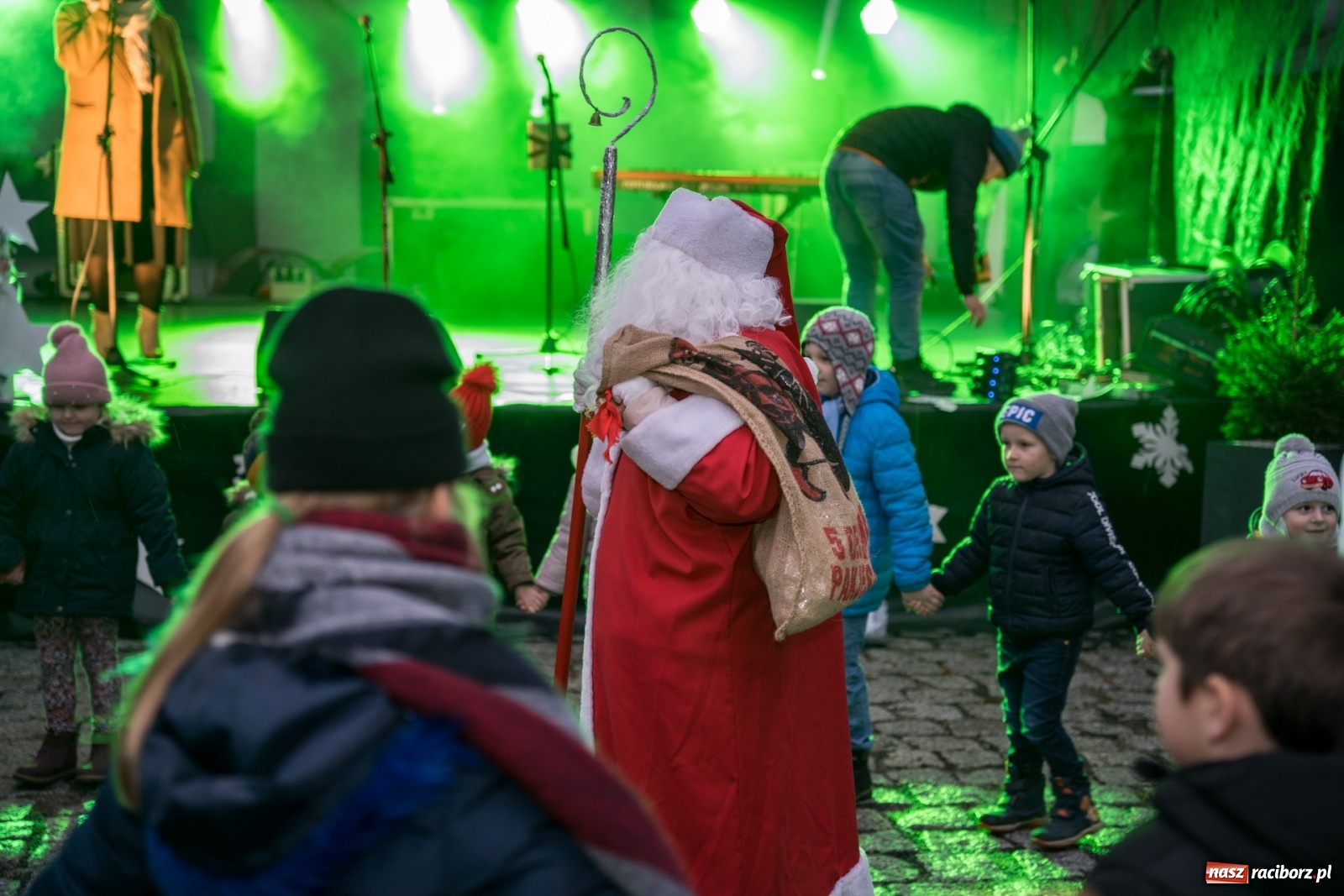 Zdjęcie w galerii na portalu naszraciborz.pl: Magiczna niedziela w Krzanowicach. Na rynku rozbłysła choinka [FOTO i WIDEO] wiadomości z regionu