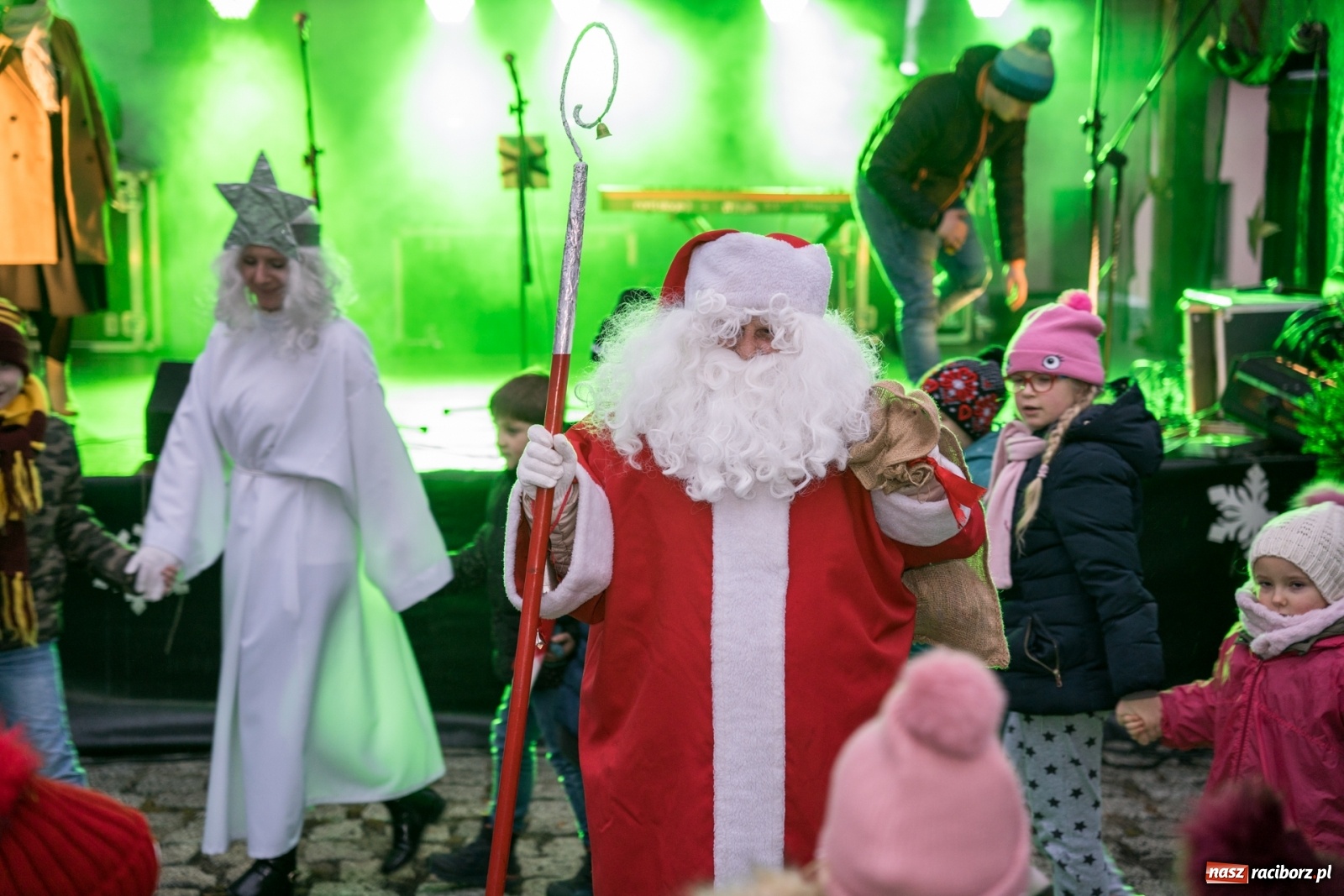 Zdjęcie w galerii na portalu naszraciborz.pl: Magiczna niedziela w Krzanowicach. Na rynku rozbłysła choinka [FOTO i WIDEO] wiadomości z regionu