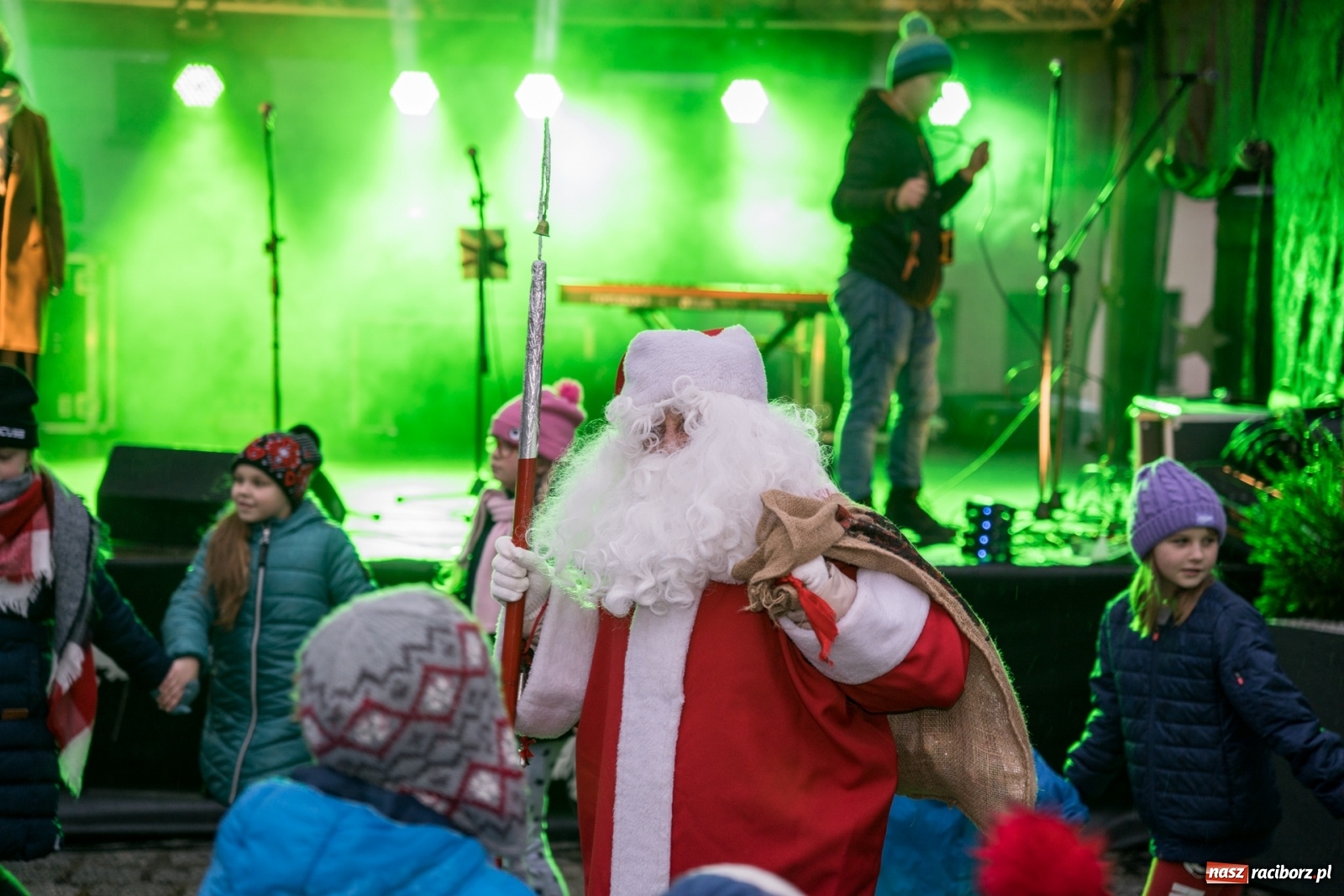 Zdjęcie w galerii na portalu naszraciborz.pl: Magiczna niedziela w Krzanowicach. Na rynku rozbłysła choinka [FOTO i WIDEO] wiadomości z regionu