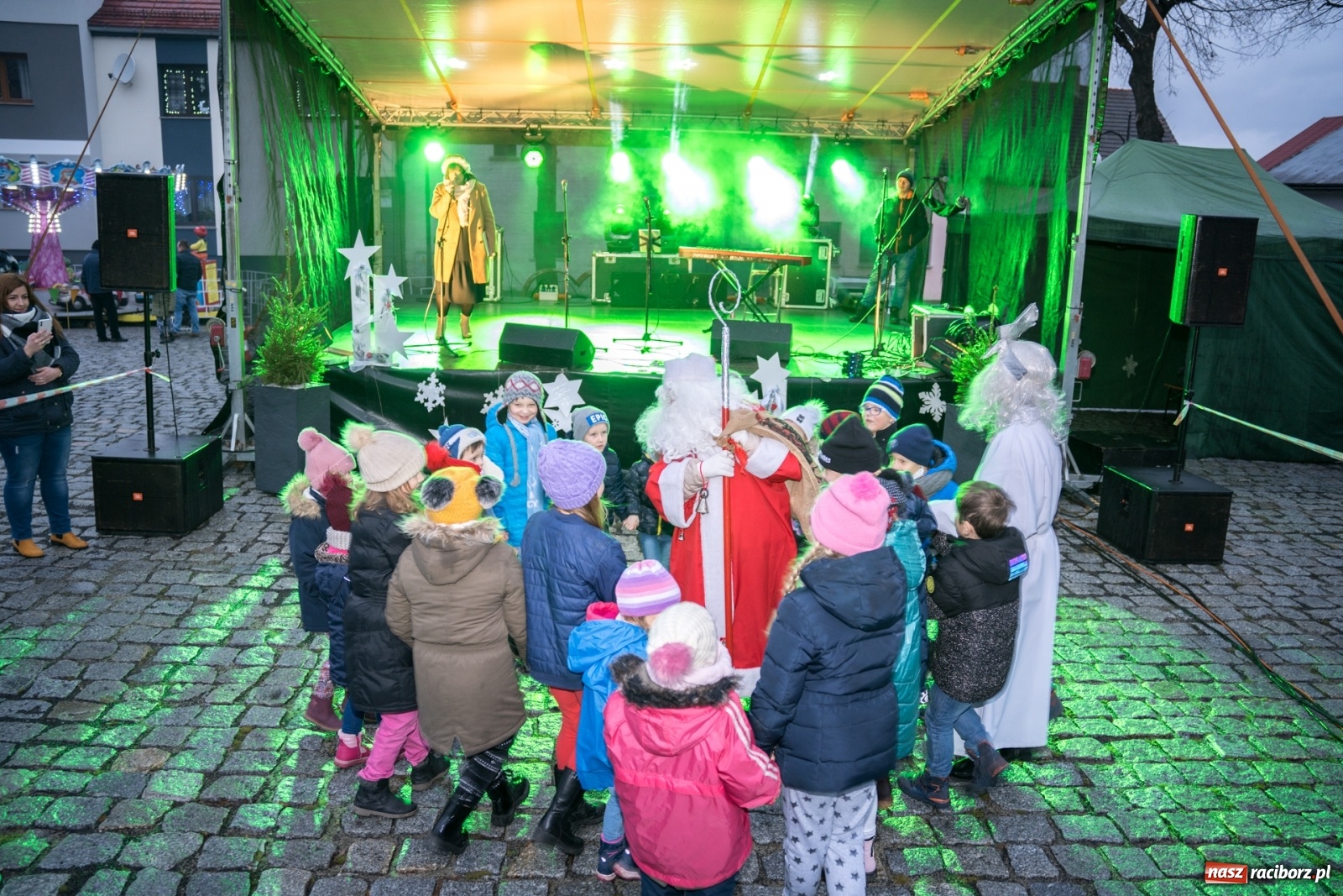 Zdjęcie w galerii na portalu naszraciborz.pl: Magiczna niedziela w Krzanowicach. Na rynku rozbłysła choinka [FOTO i WIDEO] wiadomości z regionu