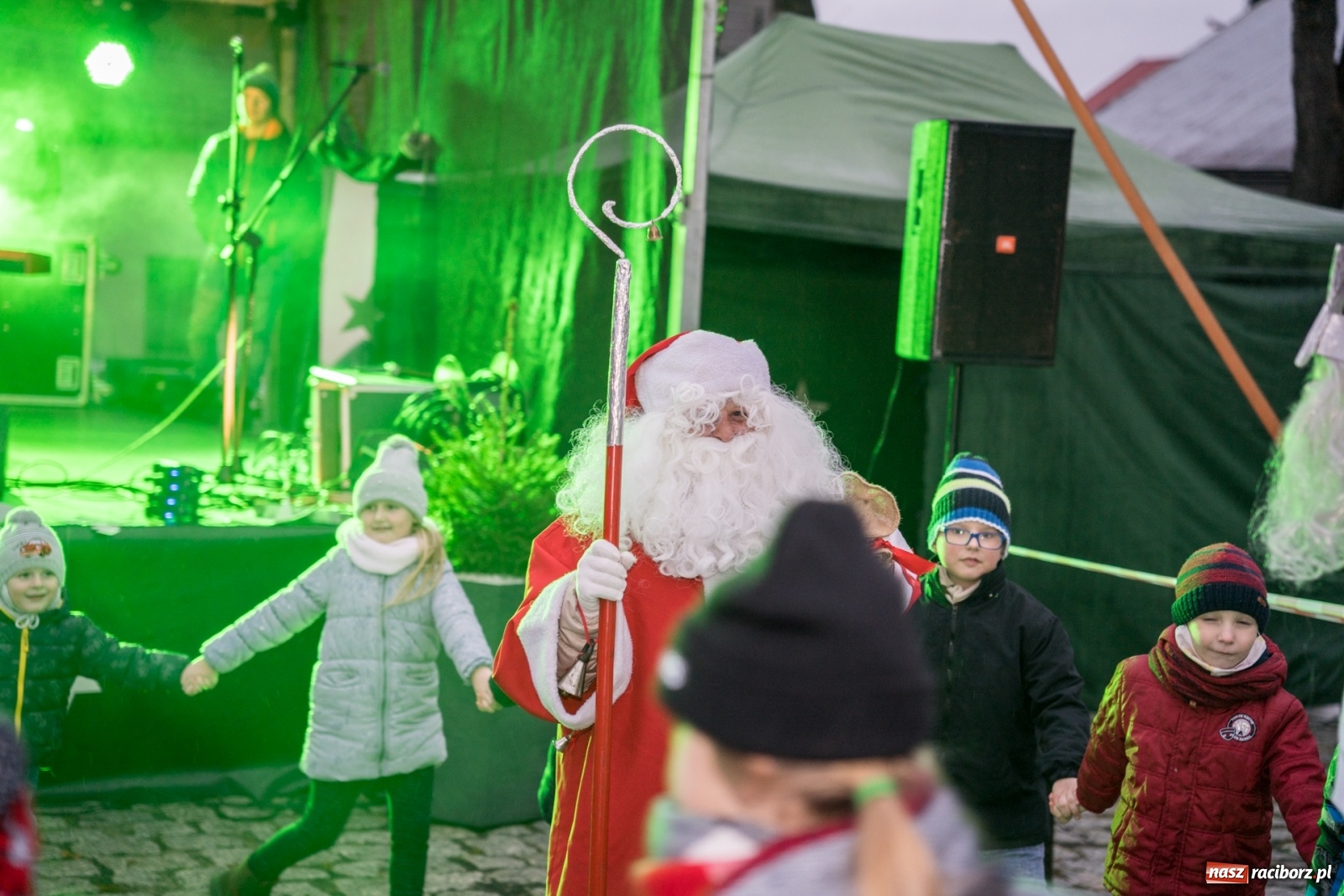 Zdjęcie w galerii na portalu naszraciborz.pl: Magiczna niedziela w Krzanowicach. Na rynku rozbłysła choinka [FOTO i WIDEO] wiadomości z regionu