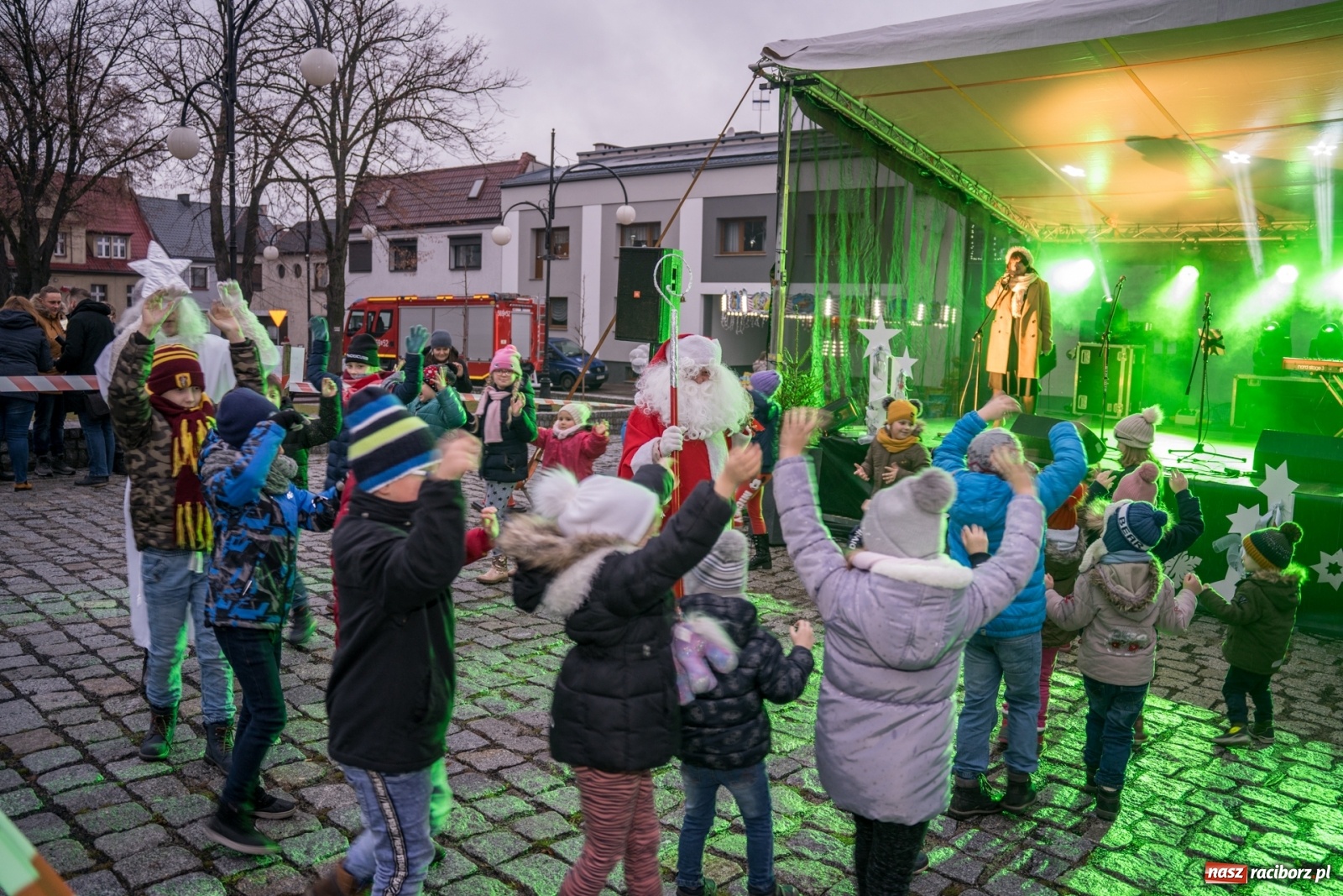 Zdjęcie w galerii na portalu naszraciborz.pl: Magiczna niedziela w Krzanowicach. Na rynku rozbłysła choinka [FOTO i WIDEO] wiadomości z regionu
