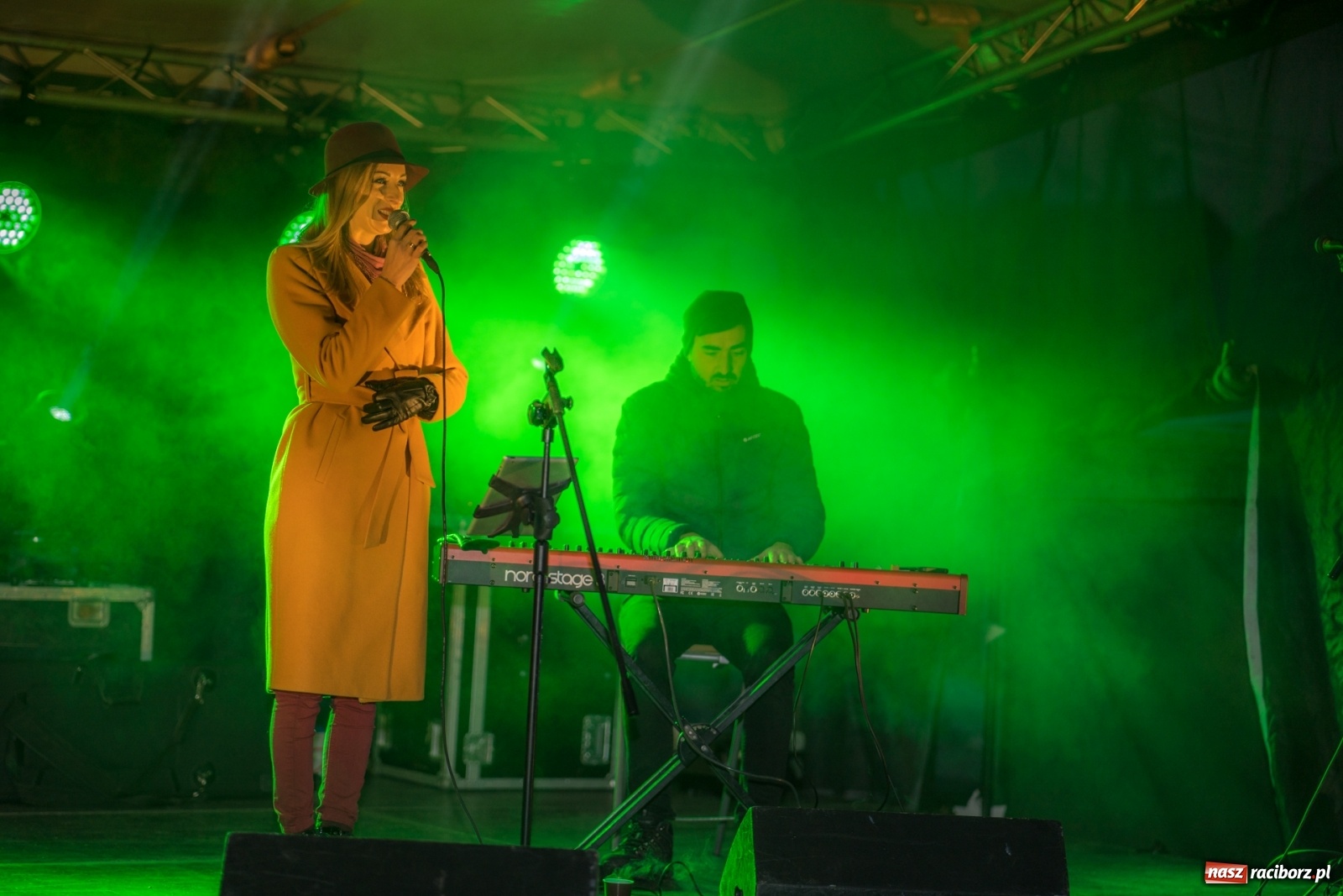 Zdjęcie w galerii na portalu naszraciborz.pl: Magiczna niedziela w Krzanowicach. Na rynku rozbłysła choinka [FOTO i WIDEO] wiadomości z regionu