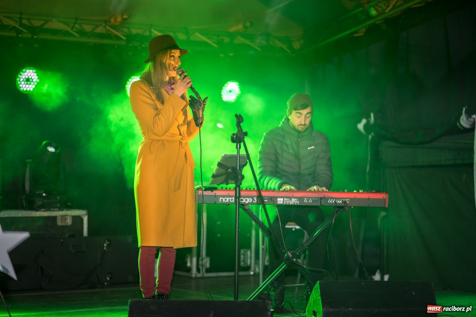 Zdjęcie w galerii na portalu naszraciborz.pl: Magiczna niedziela w Krzanowicach. Na rynku rozbłysła choinka [FOTO i WIDEO] wiadomości z regionu