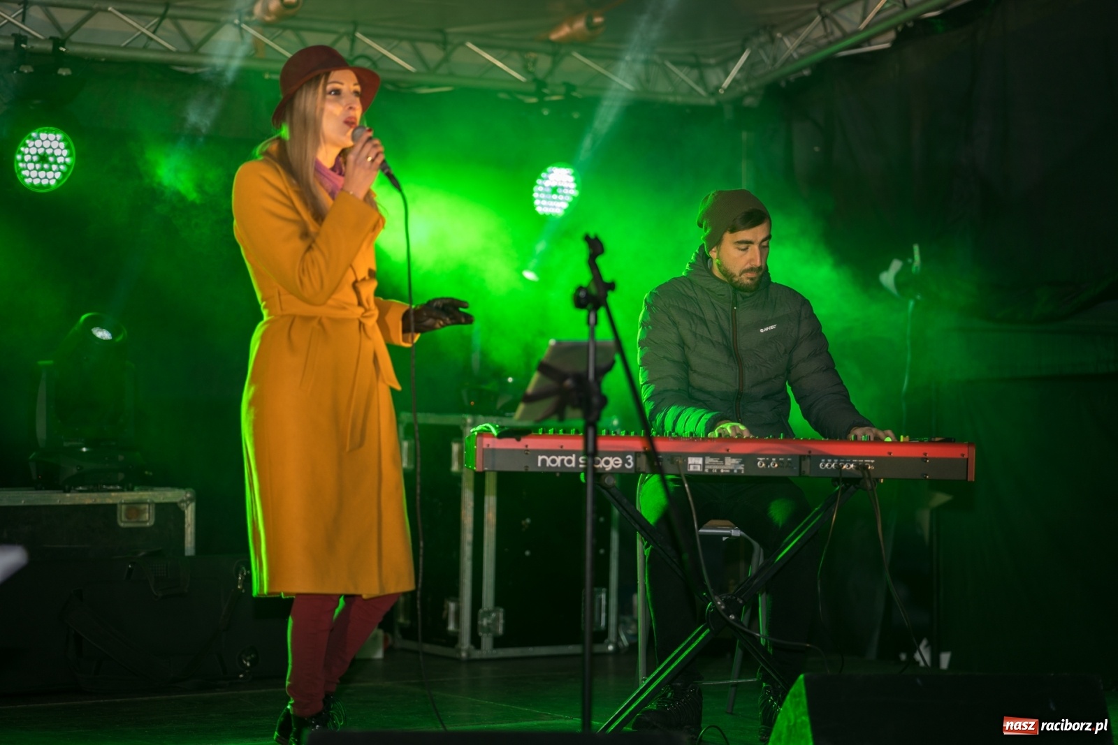 Zdjęcie w galerii na portalu naszraciborz.pl: Magiczna niedziela w Krzanowicach. Na rynku rozbłysła choinka [FOTO i WIDEO] wiadomości z regionu