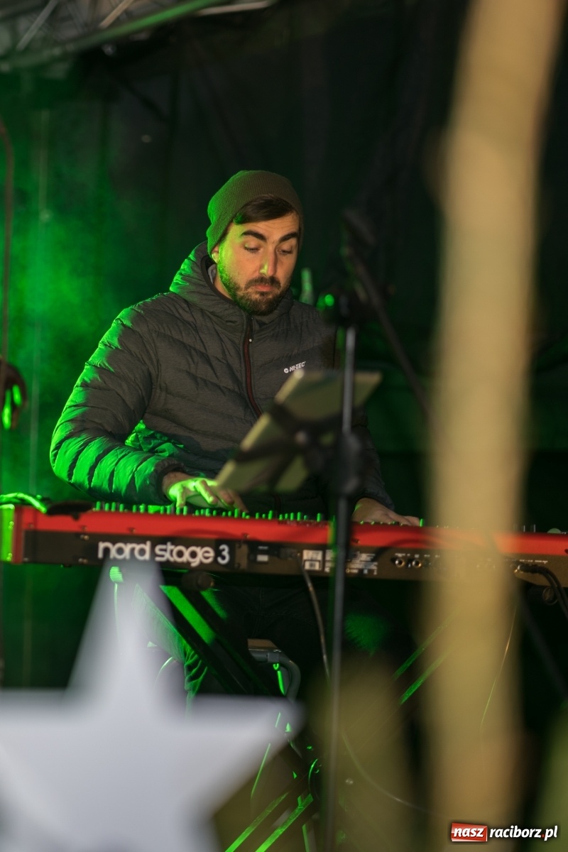 Zdjęcie w galerii na portalu naszraciborz.pl: Magiczna niedziela w Krzanowicach. Na rynku rozbłysła choinka [FOTO i WIDEO] wiadomości z regionu