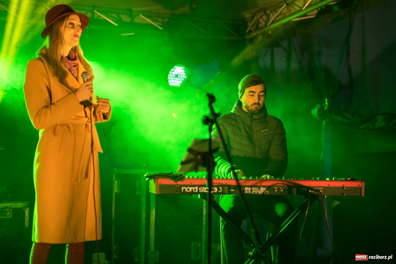 Zdjęcie w galerii na portalu naszraciborz.pl: Magiczna niedziela w Krzanowicach. Na rynku rozbłysła choinka [FOTO i WIDEO] wiadomości z regionu