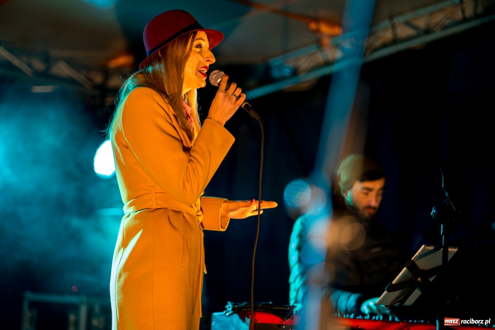 Zdjęcie w galerii na portalu naszraciborz.pl: Magiczna niedziela w Krzanowicach. Na rynku rozbłysła choinka [FOTO i WIDEO] wiadomości z regionu