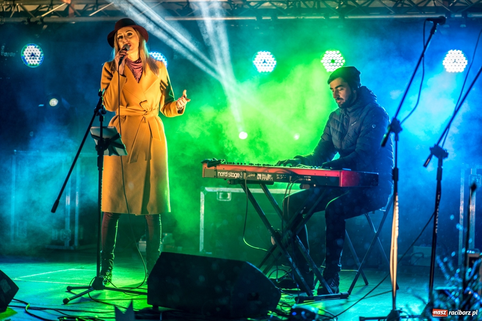 Zdjęcie w galerii na portalu naszraciborz.pl: Magiczna niedziela w Krzanowicach. Na rynku rozbłysła choinka [FOTO i WIDEO] wiadomości z regionu