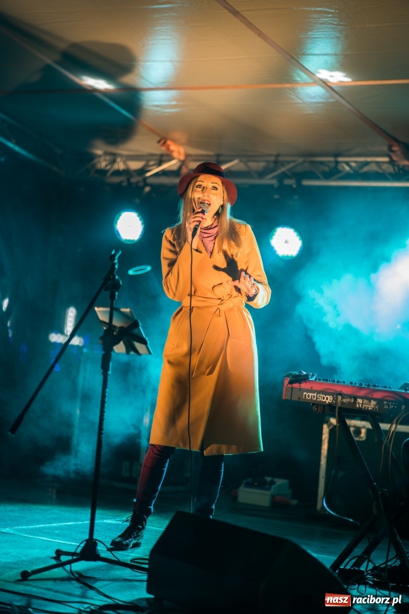 Zdjęcie w galerii na portalu naszraciborz.pl: Magiczna niedziela w Krzanowicach. Na rynku rozbłysła choinka [FOTO i WIDEO] wiadomości z regionu