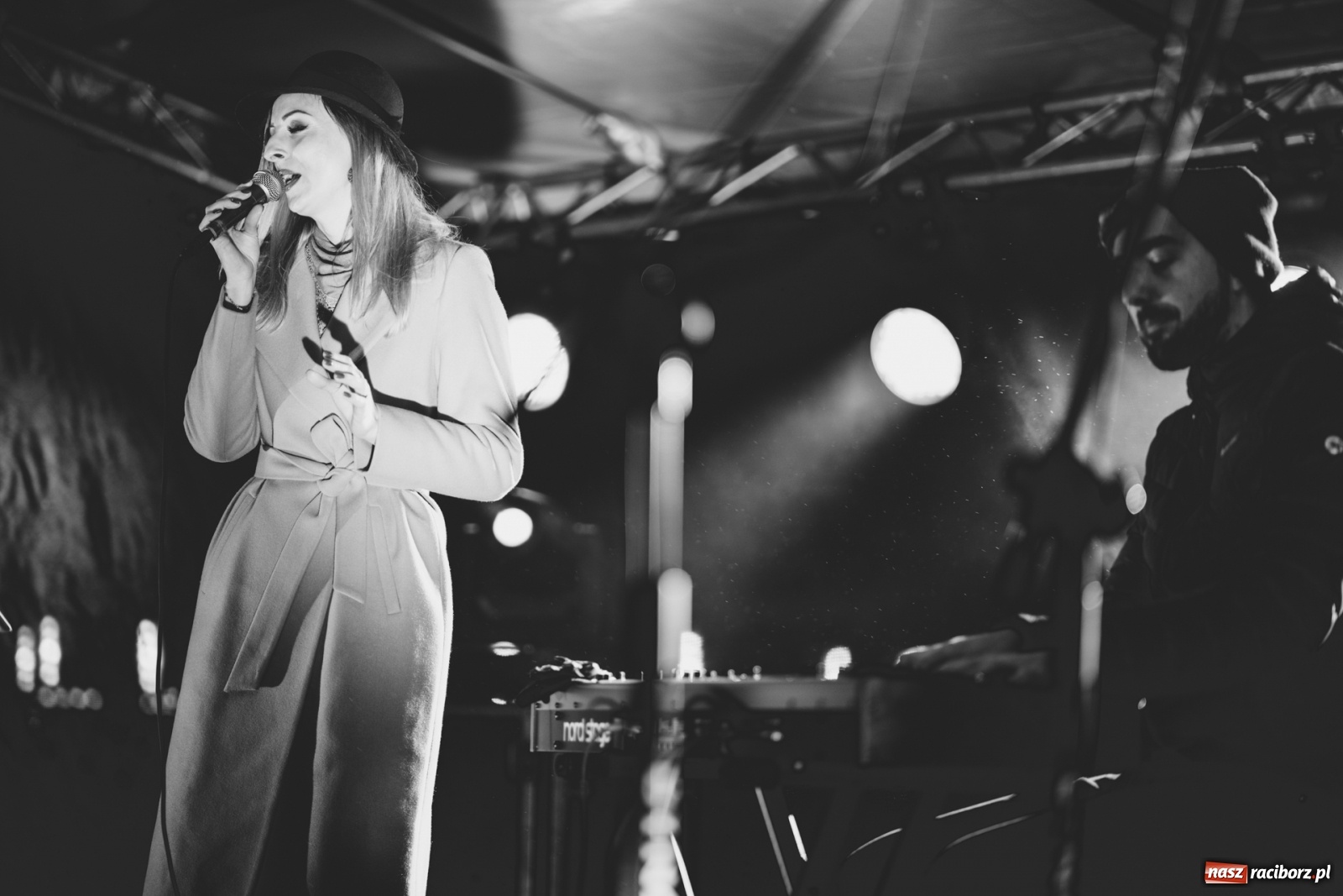 Zdjęcie w galerii na portalu naszraciborz.pl: Magiczna niedziela w Krzanowicach. Na rynku rozbłysła choinka [FOTO i WIDEO] wiadomości z regionu