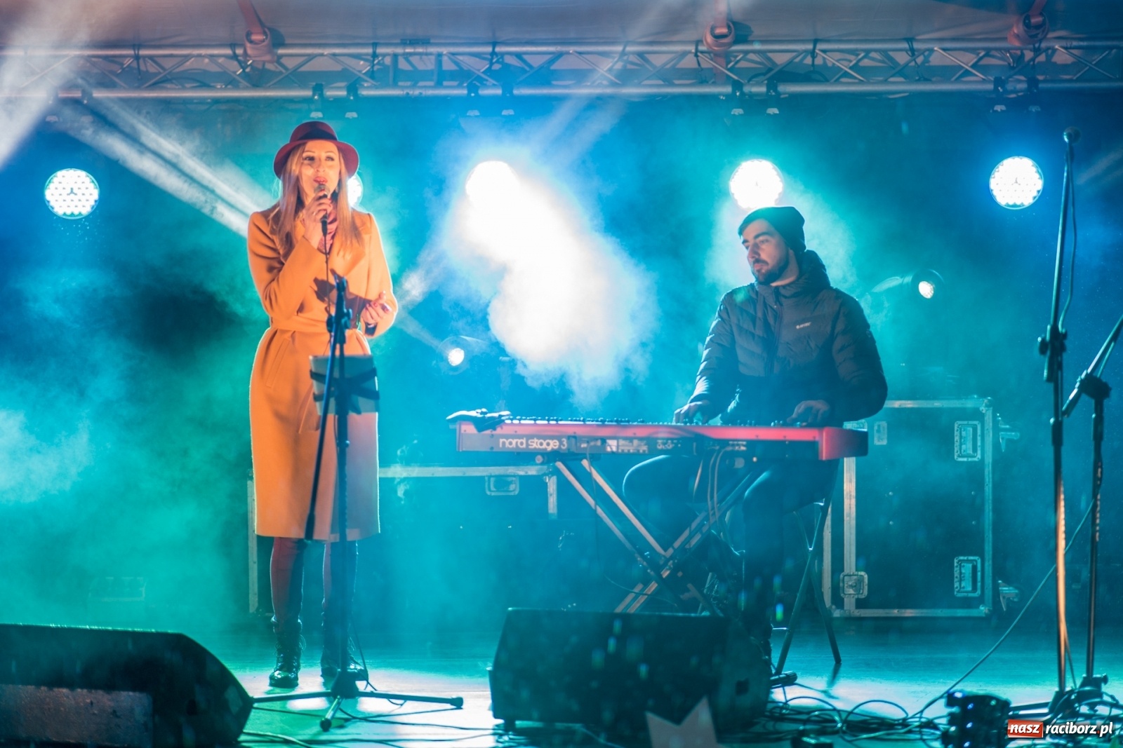 Zdjęcie w galerii na portalu naszraciborz.pl: Magiczna niedziela w Krzanowicach. Na rynku rozbłysła choinka [FOTO i WIDEO] wiadomości z regionu