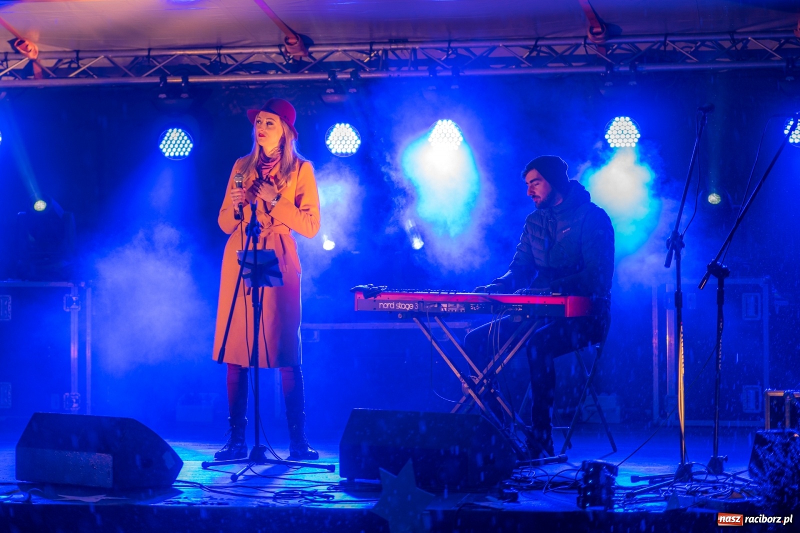 Zdjęcie w galerii na portalu naszraciborz.pl: Magiczna niedziela w Krzanowicach. Na rynku rozbłysła choinka [FOTO i WIDEO] wiadomości z regionu