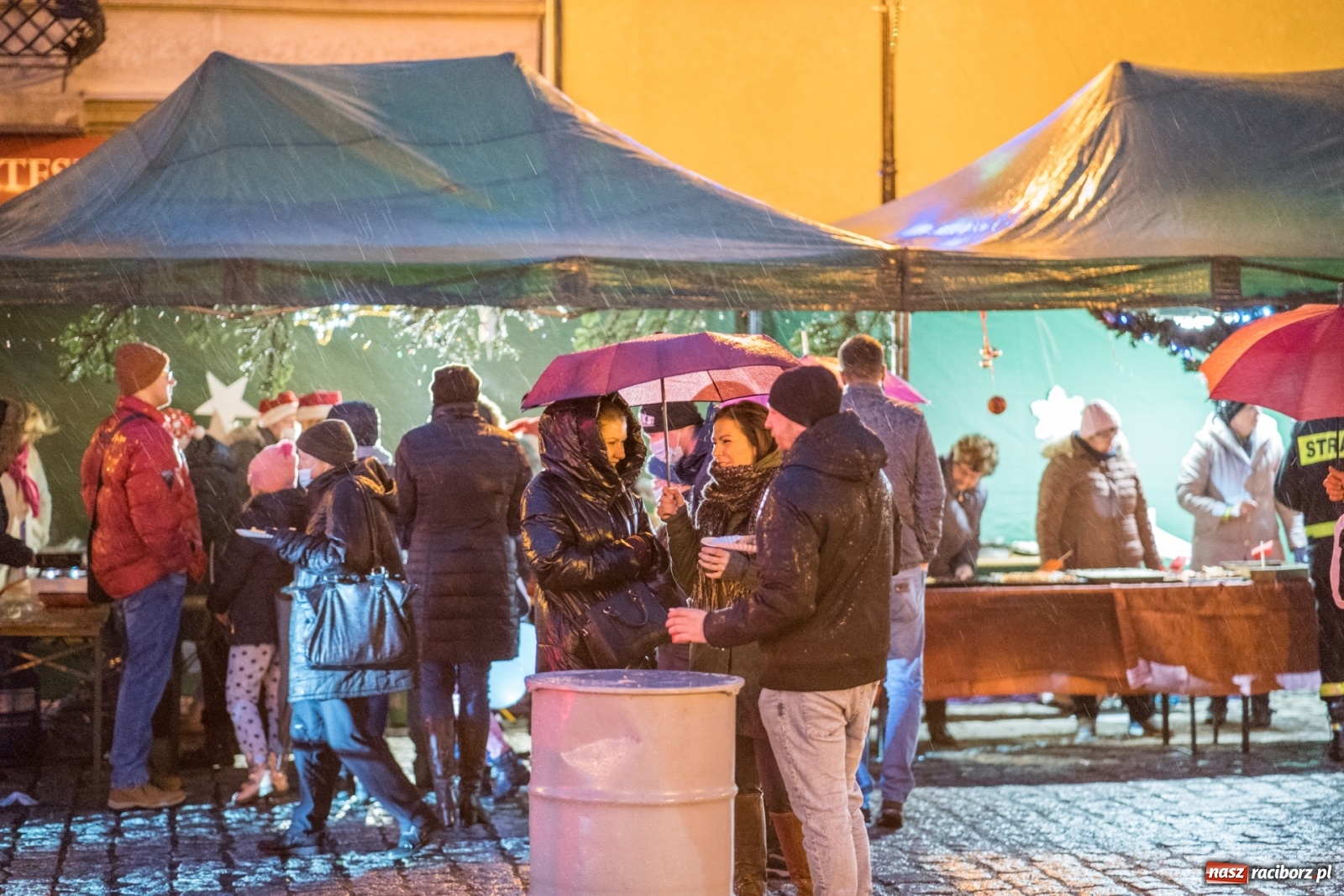 Zdjęcie w galerii na portalu naszraciborz.pl: Magiczna niedziela w Krzanowicach. Na rynku rozbłysła choinka [FOTO i WIDEO] wiadomości z regionu