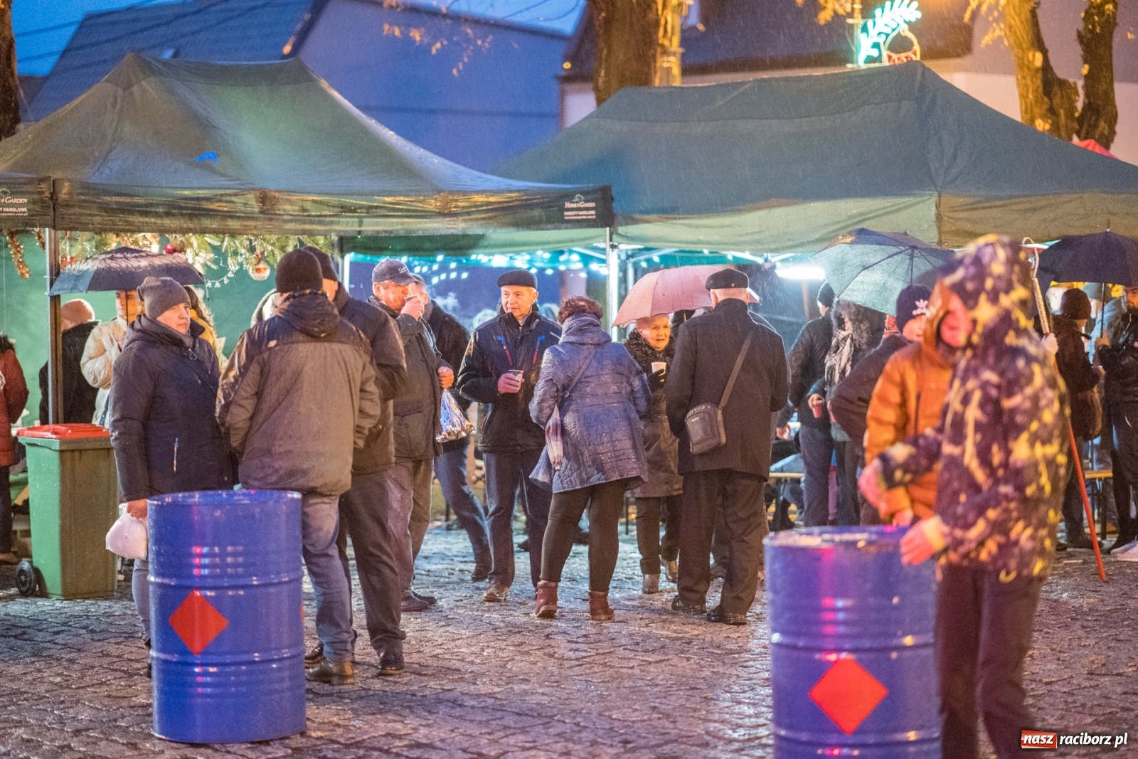 Zdjęcie w galerii na portalu naszraciborz.pl: Magiczna niedziela w Krzanowicach. Na rynku rozbłysła choinka [FOTO i WIDEO] wiadomości z regionu
