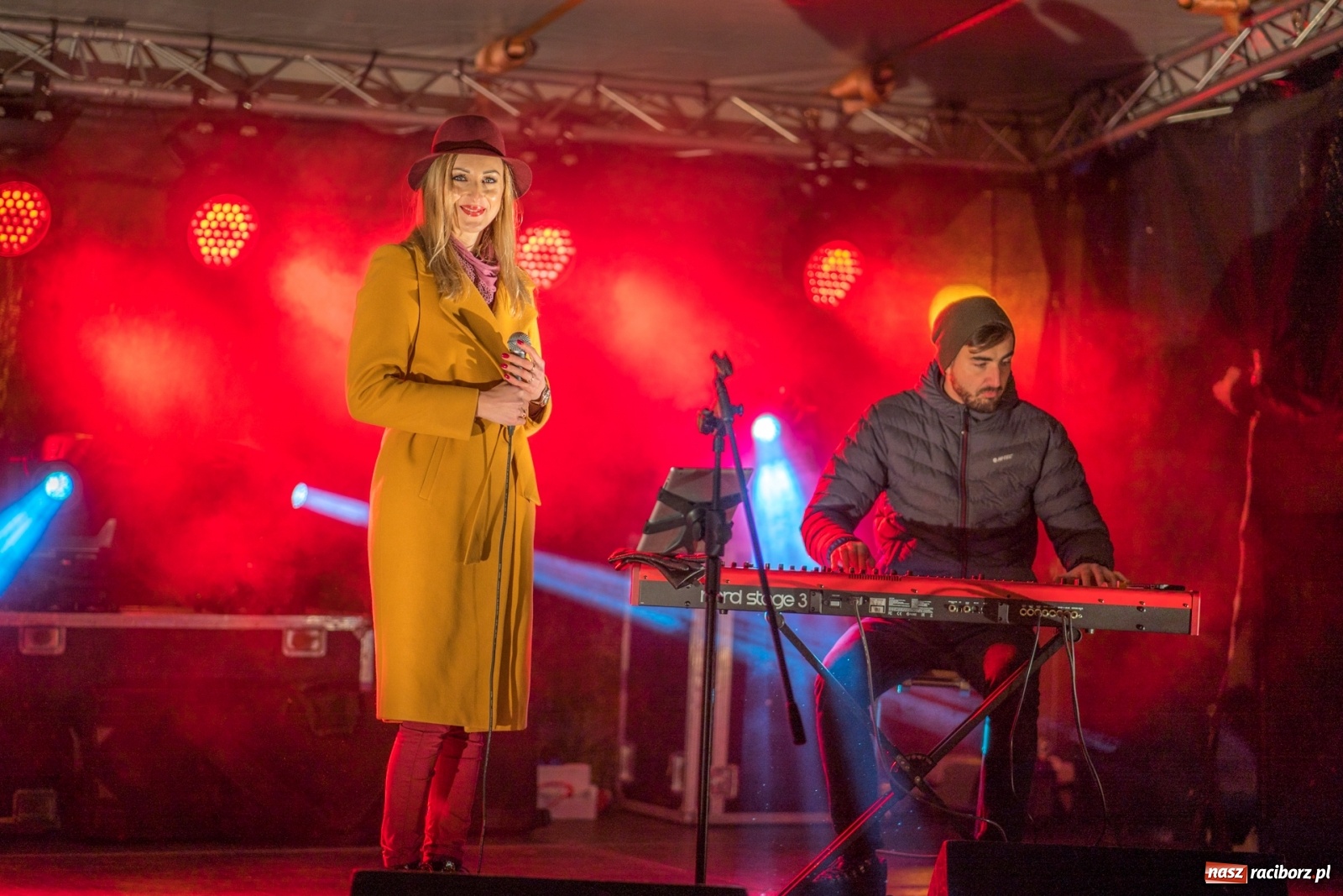 Zdjęcie w galerii na portalu naszraciborz.pl: Magiczna niedziela w Krzanowicach. Na rynku rozbłysła choinka [FOTO i WIDEO] wiadomości z regionu