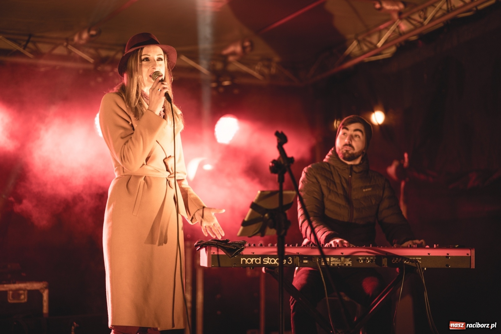 Zdjęcie w galerii na portalu naszraciborz.pl: Magiczna niedziela w Krzanowicach. Na rynku rozbłysła choinka [FOTO i WIDEO] wiadomości z regionu