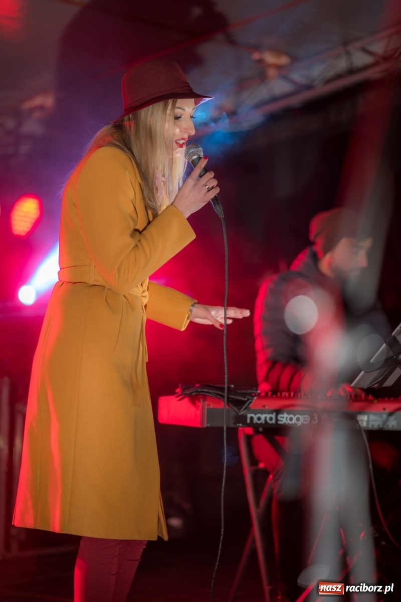 Zdjęcie w galerii na portalu naszraciborz.pl: Magiczna niedziela w Krzanowicach. Na rynku rozbłysła choinka [FOTO i WIDEO] wiadomości z regionu