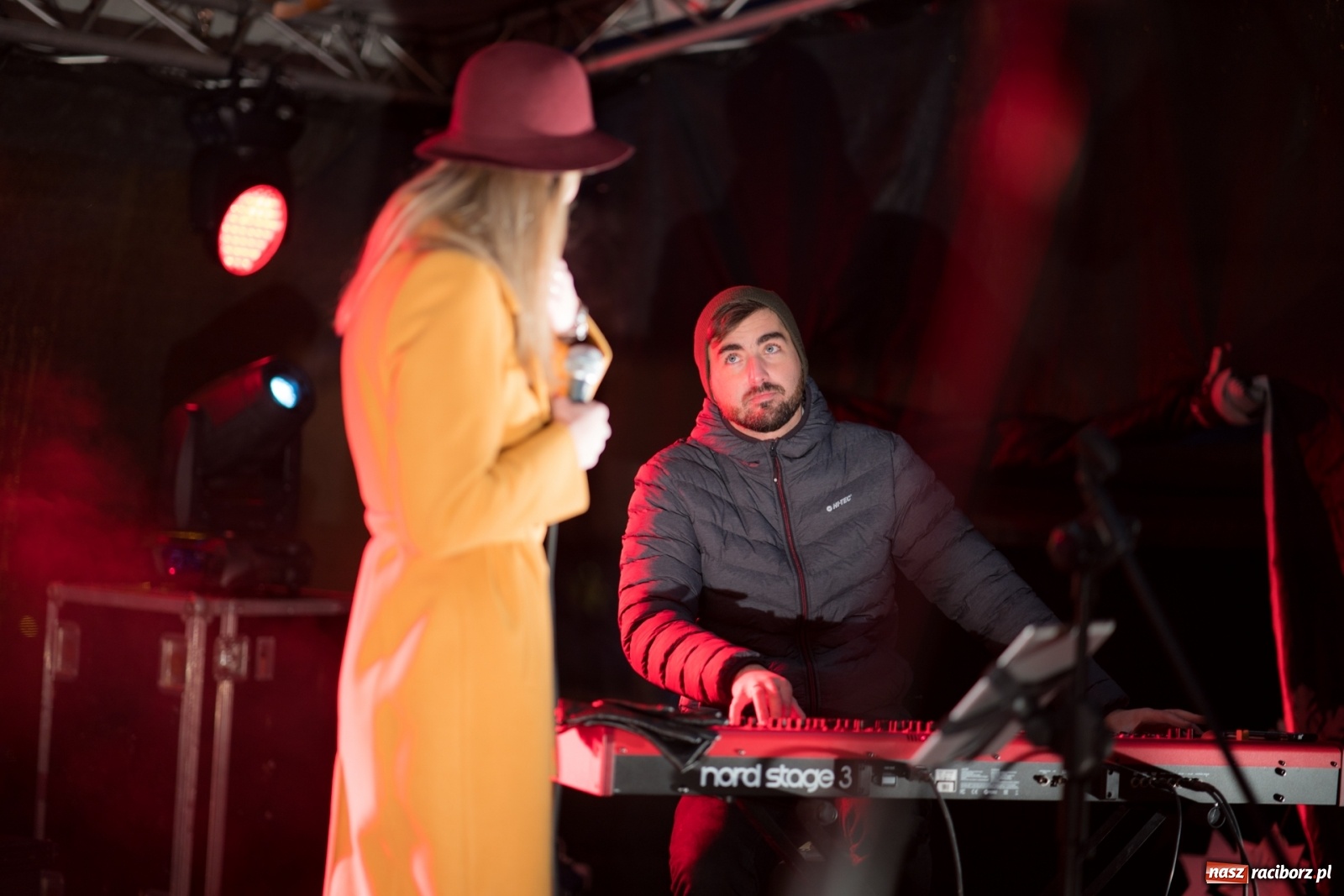 Zdjęcie w galerii na portalu naszraciborz.pl: Magiczna niedziela w Krzanowicach. Na rynku rozbłysła choinka [FOTO i WIDEO] wiadomości z regionu
