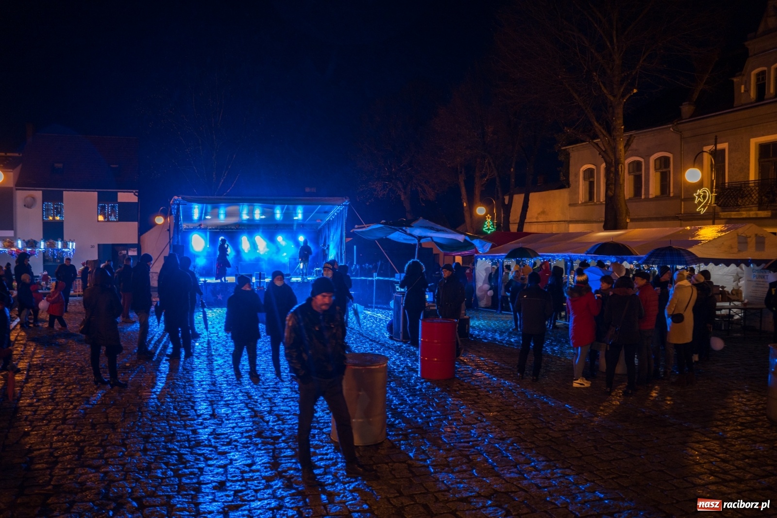 Zdjęcie w galerii na portalu naszraciborz.pl: Magiczna niedziela w Krzanowicach. Na rynku rozbłysła choinka [FOTO i WIDEO] wiadomości z regionu
