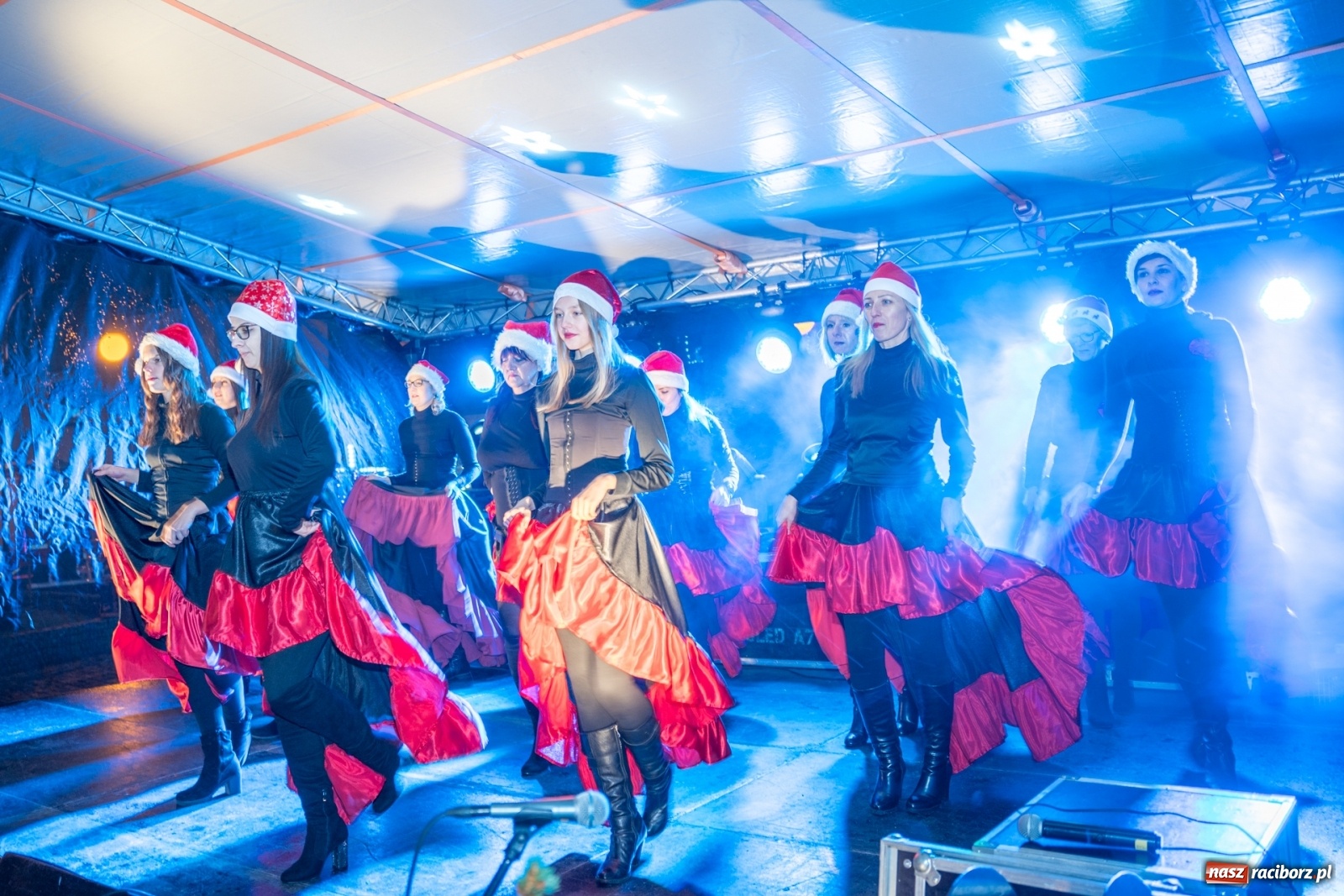 Zdjęcie w galerii na portalu naszraciborz.pl: Magiczna niedziela w Krzanowicach. Na rynku rozbłysła choinka [FOTO i WIDEO] wiadomości z regionu