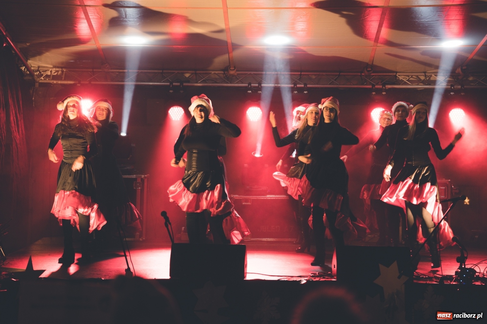 Zdjęcie w galerii na portalu naszraciborz.pl: Magiczna niedziela w Krzanowicach. Na rynku rozbłysła choinka [FOTO i WIDEO] wiadomości z regionu