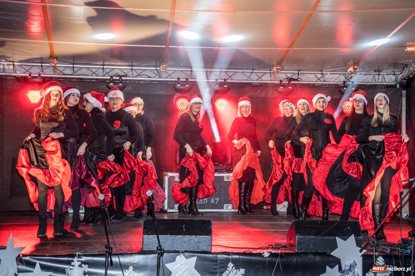 Zdjęcie w galerii na portalu naszraciborz.pl: Magiczna niedziela w Krzanowicach. Na rynku rozbłysła choinka [FOTO i WIDEO] wiadomości z regionu