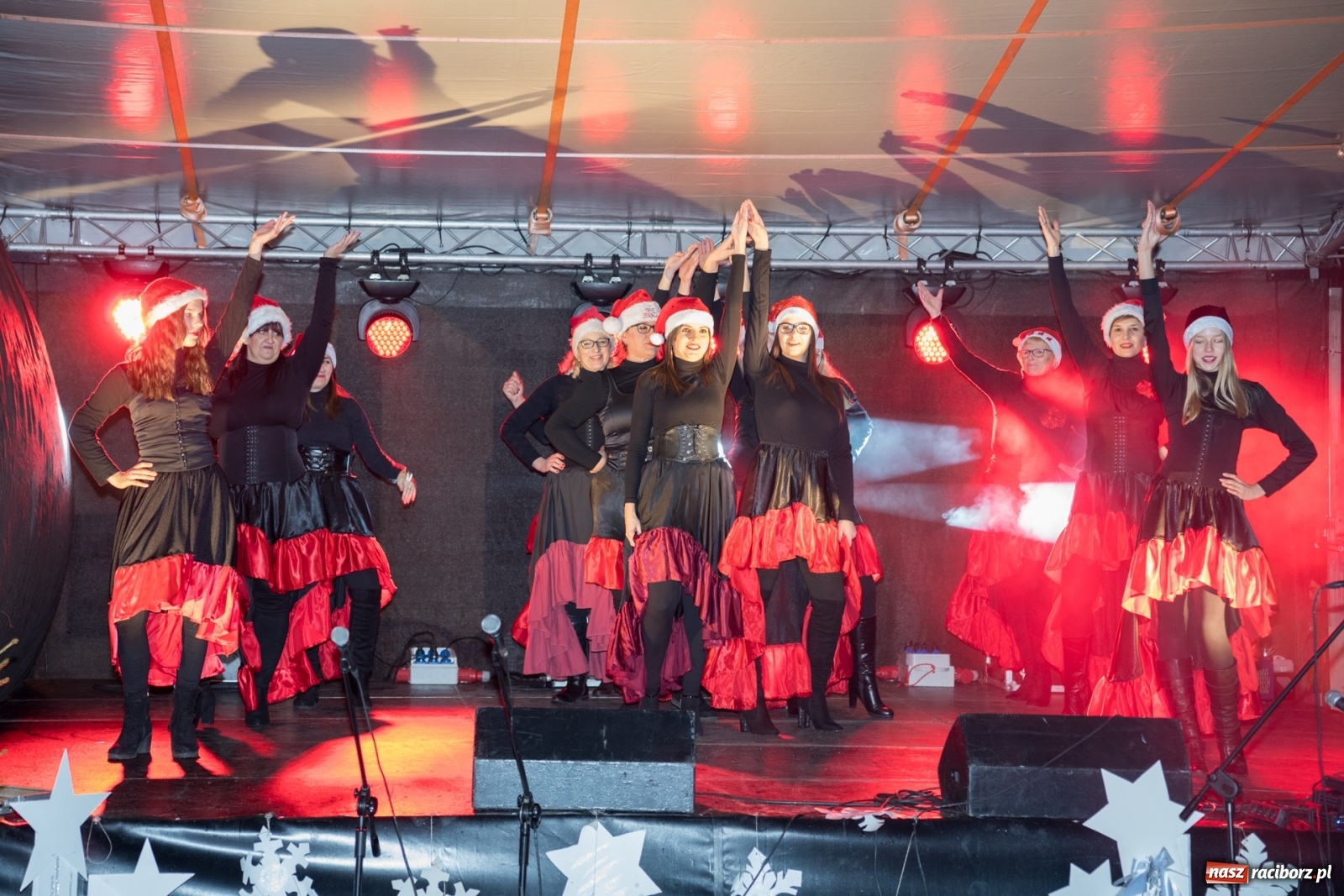 Zdjęcie w galerii na portalu naszraciborz.pl: Magiczna niedziela w Krzanowicach. Na rynku rozbłysła choinka [FOTO i WIDEO] wiadomości z regionu