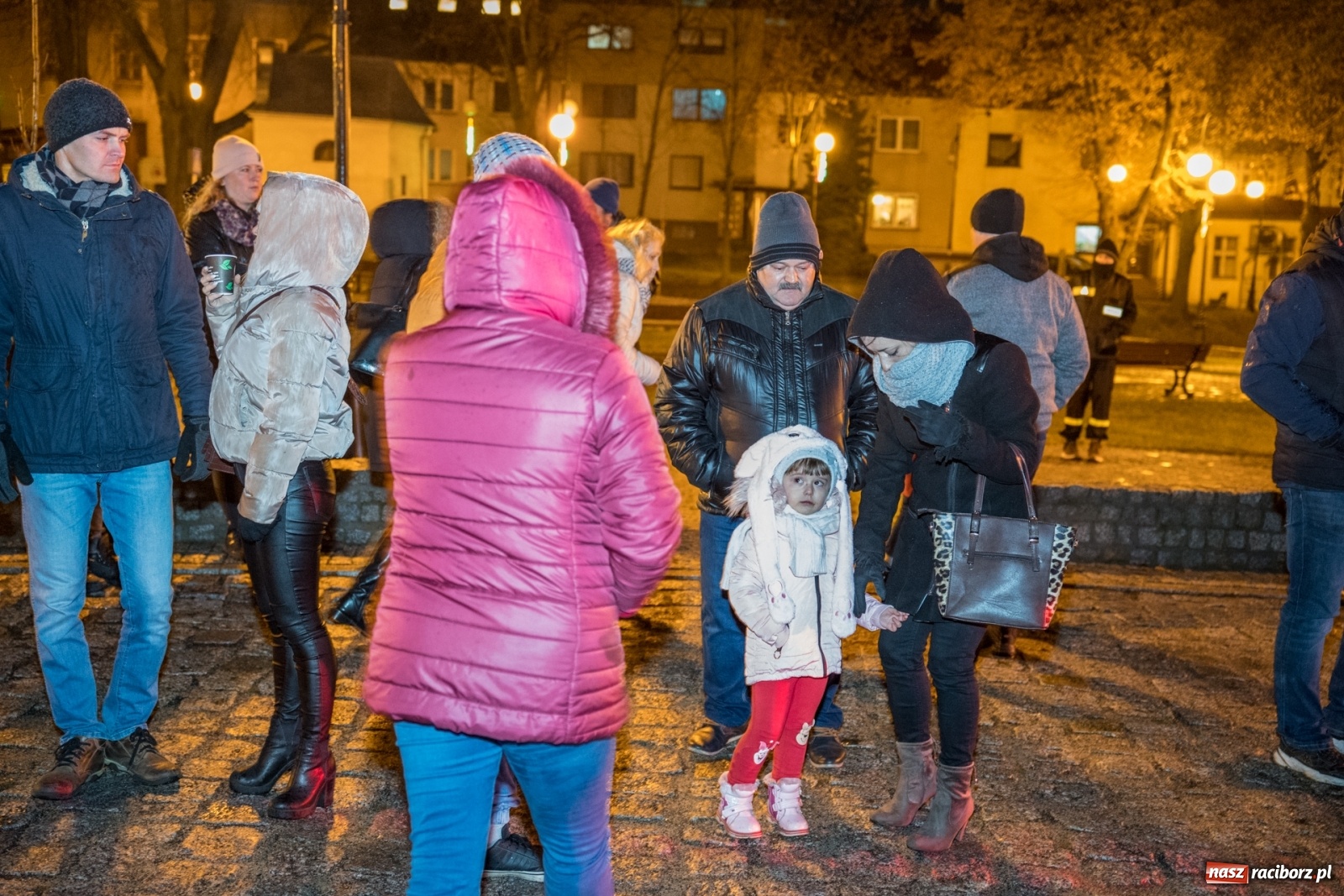 Zdjęcie w galerii na portalu naszraciborz.pl: Magiczna niedziela w Krzanowicach. Na rynku rozbłysła choinka [FOTO i WIDEO] wiadomości z regionu