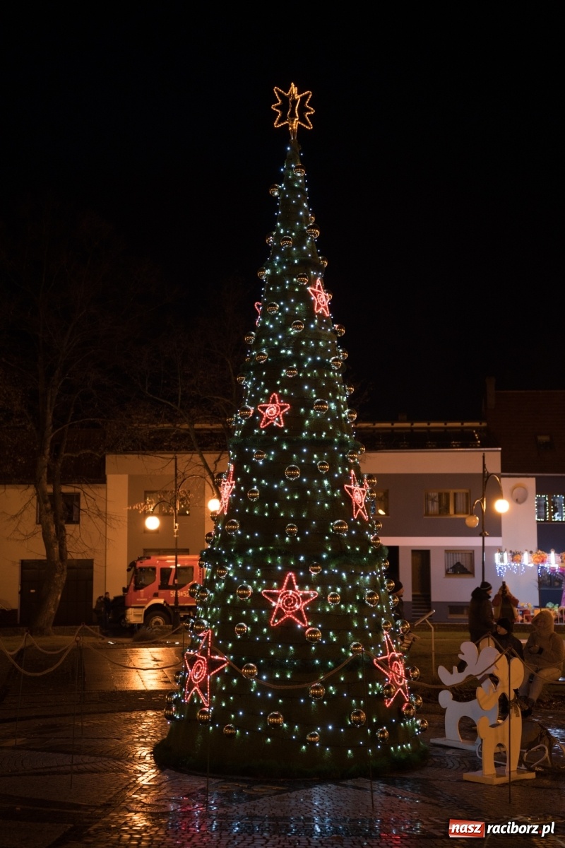 Zdjęcie w galerii na portalu naszraciborz.pl: Magiczna niedziela w Krzanowicach. Na rynku rozbłysła choinka [FOTO i WIDEO] wiadomości z regionu