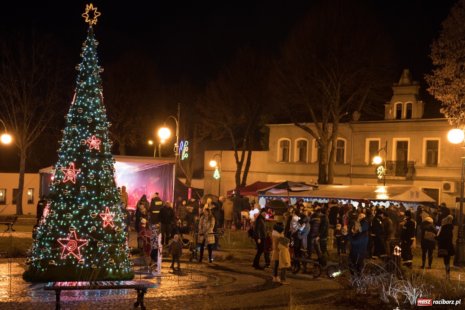 Zdjęcie w galerii na portalu naszraciborz.pl: Magiczna niedziela w Krzanowicach. Na rynku rozbłysła choinka [FOTO i WIDEO] wiadomości z regionu