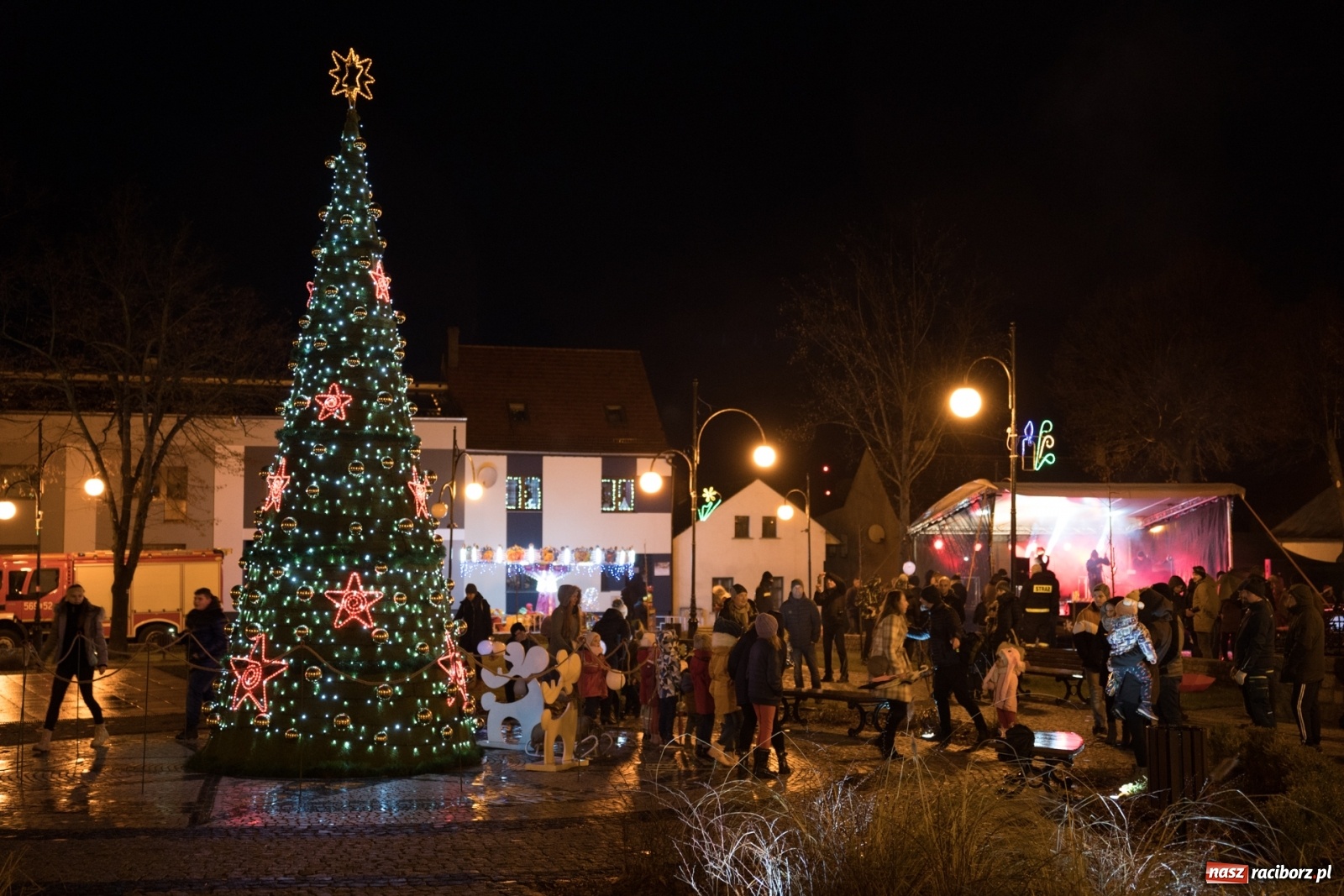 Zdjęcie w galerii na portalu naszraciborz.pl: Magiczna niedziela w Krzanowicach. Na rynku rozbłysła choinka [FOTO i WIDEO] wiadomości z regionu